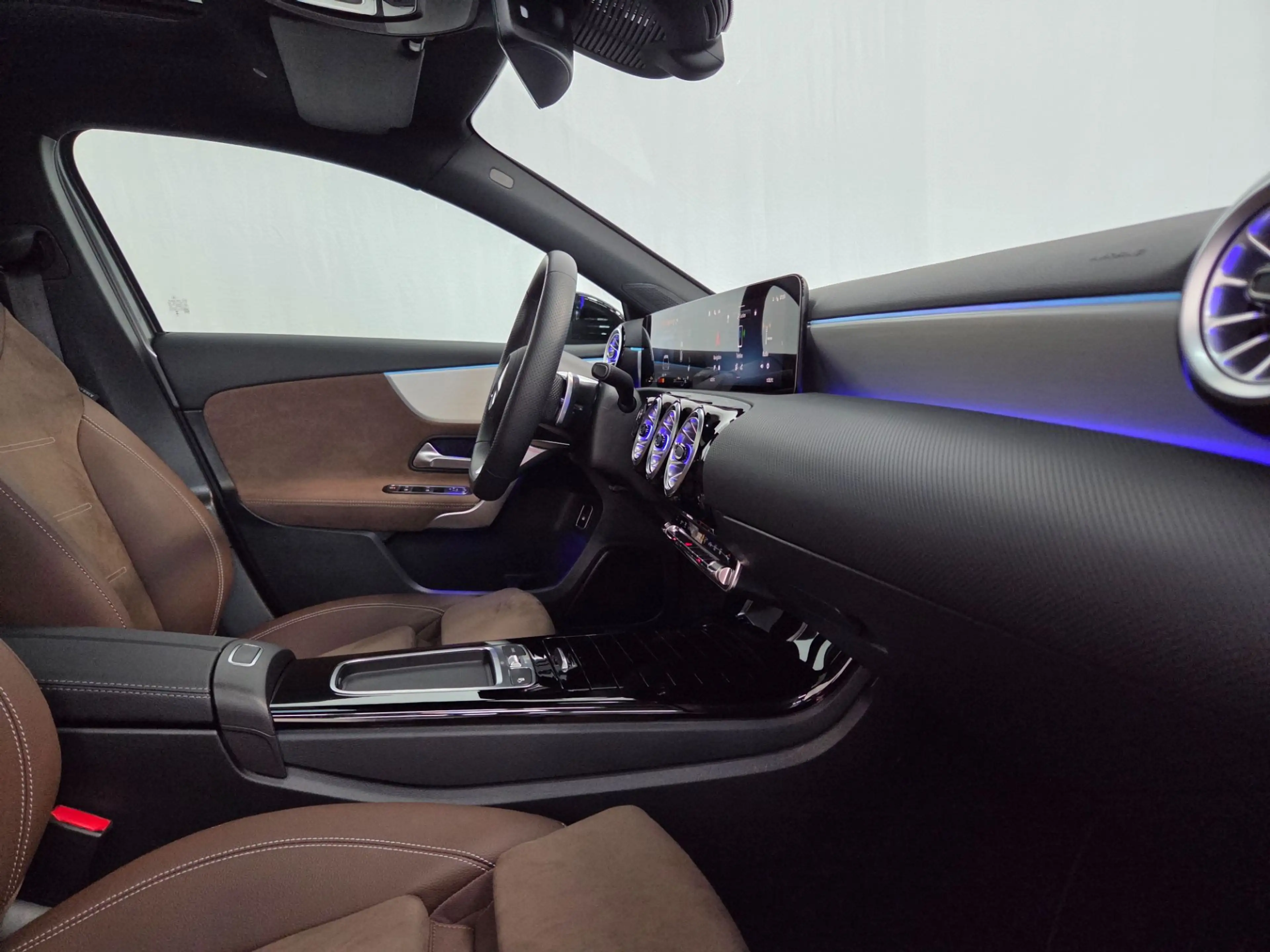 Mercedes-Benz A 250 A 250 e AMG Line mit Nightpaket PANO 360° Keyless — photo 15