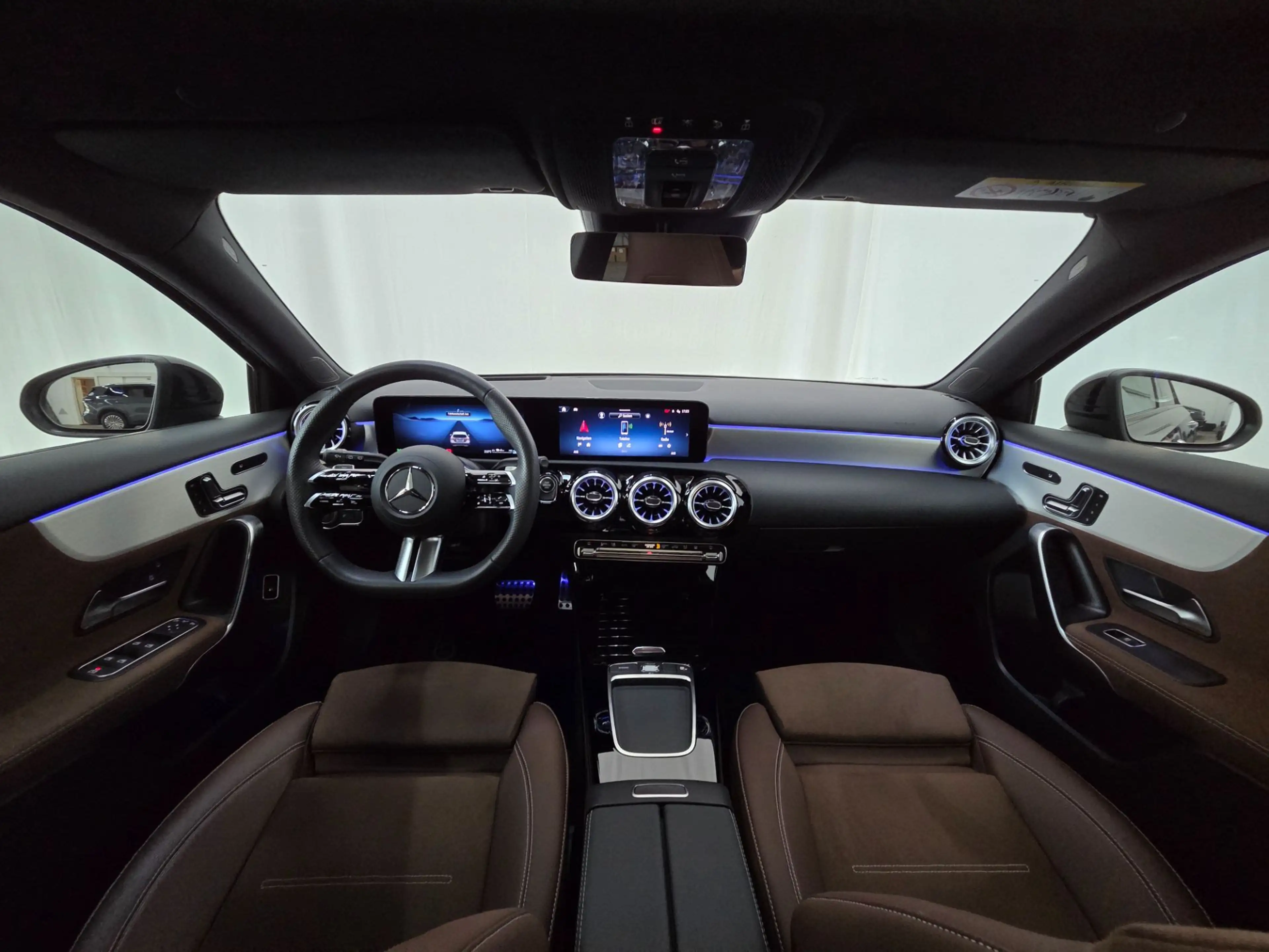 Mercedes-Benz A 250 A 250 e AMG Line mit Nightpaket PANO 360° Keyless — photo 14
