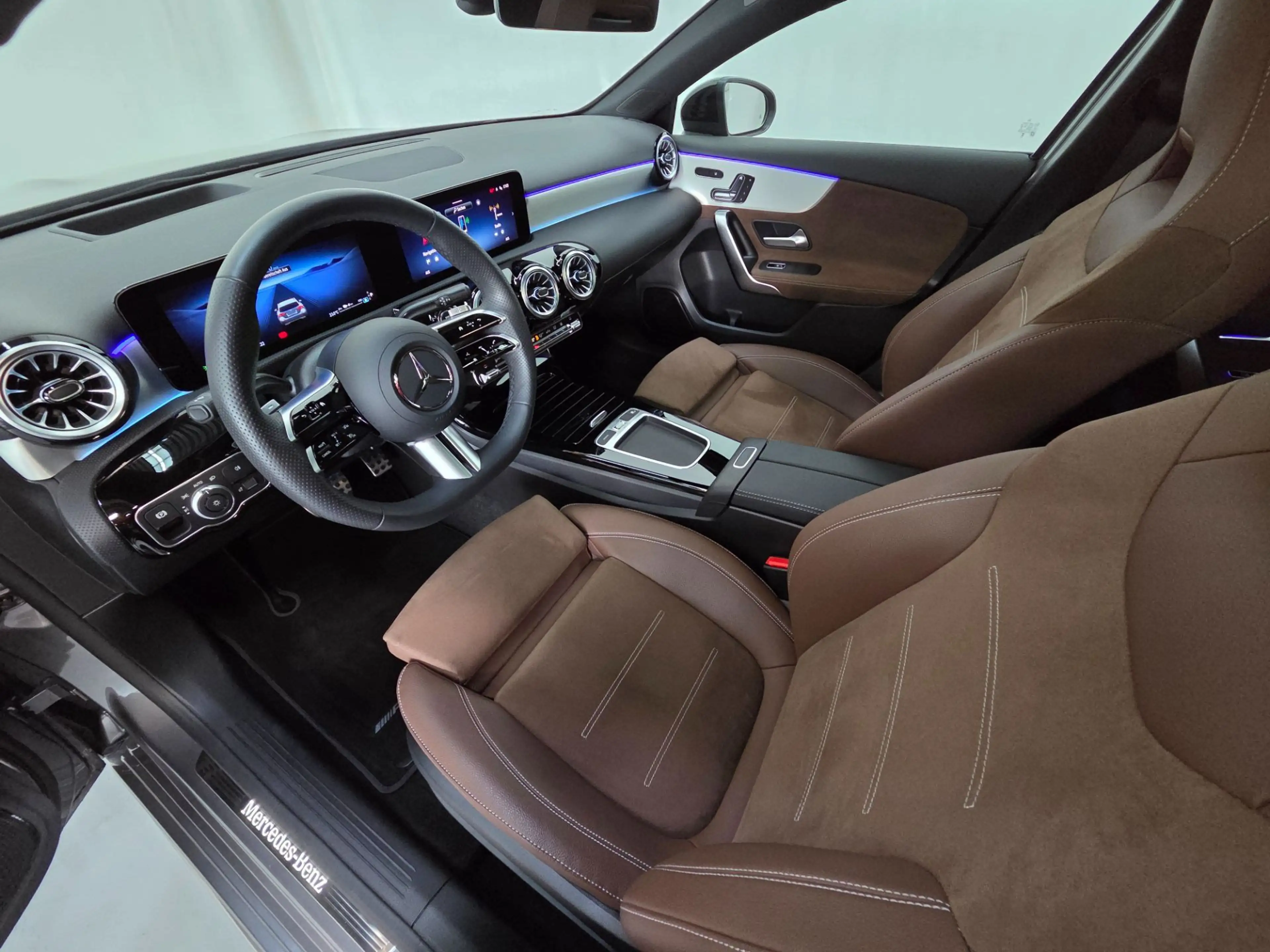 Mercedes-Benz A 250 A 250 e AMG Line mit Nightpaket PANO 360° Keyless — photo 9