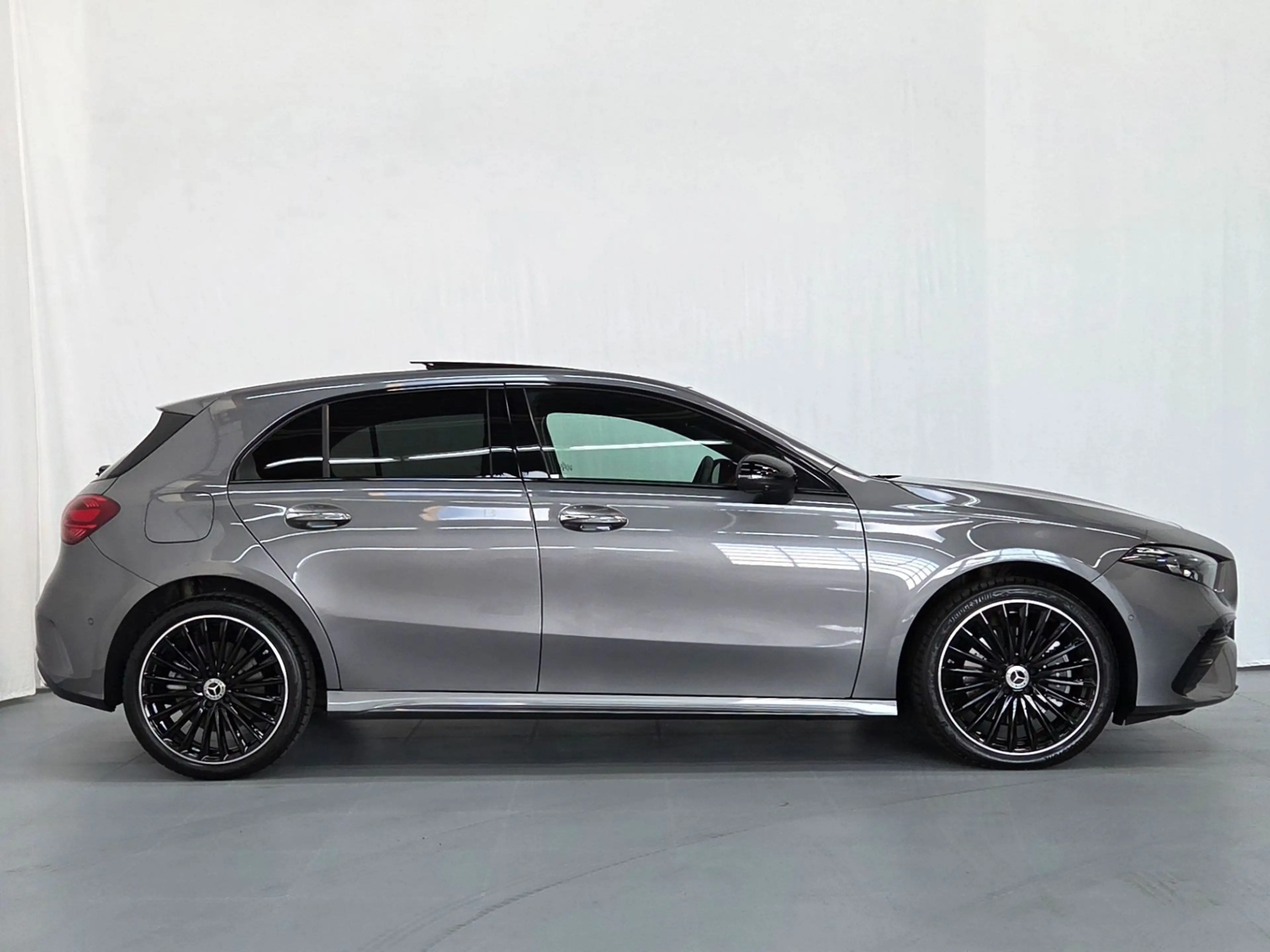 Mercedes-Benz A 250 A 250 e AMG Line mit Nightpaket PANO 360° Keyless — photo 2