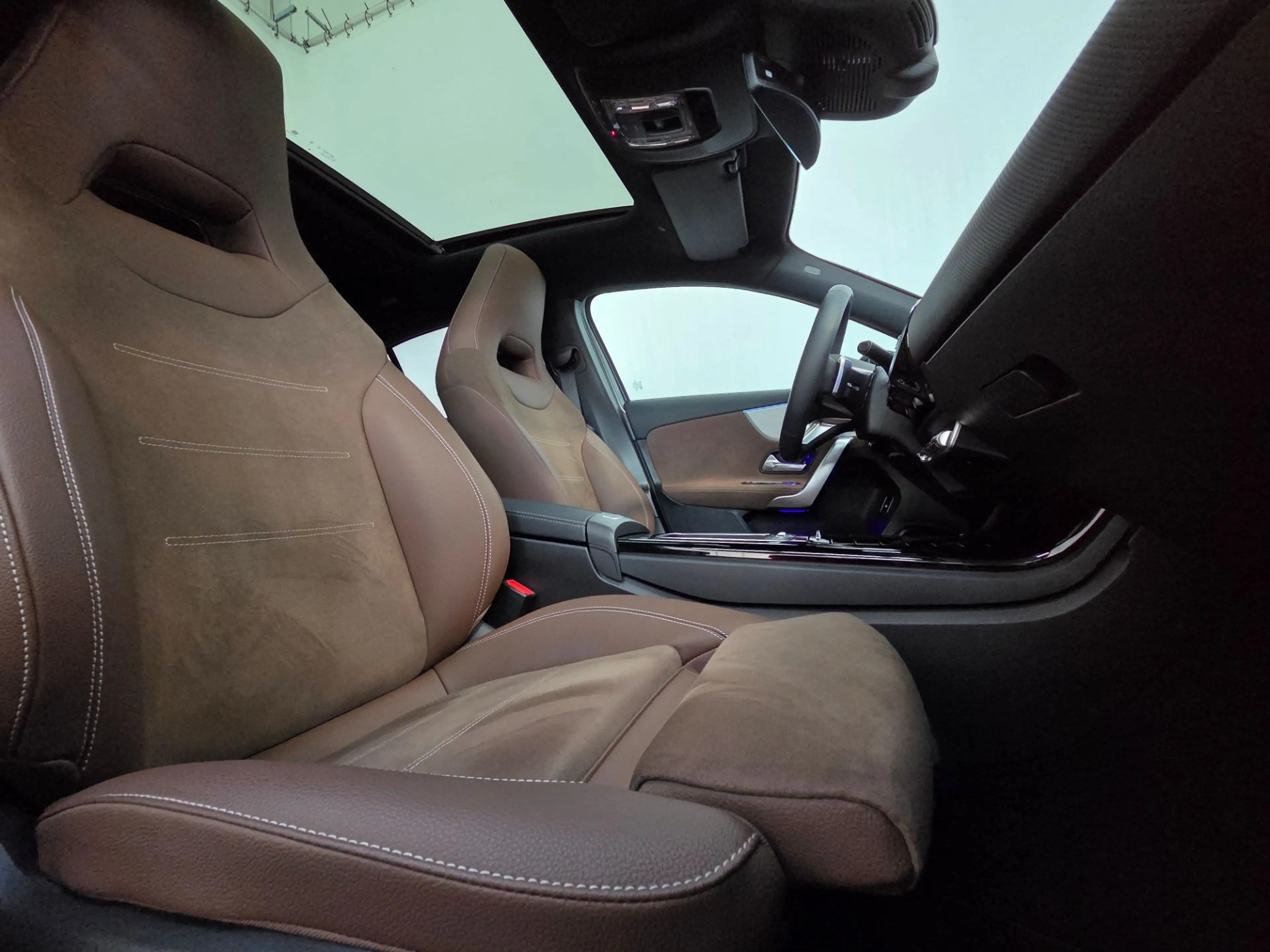 Mercedes-Benz A 250 A 250 e AMG Line mit Nightpaket PANO 360° Keyless — photo 13