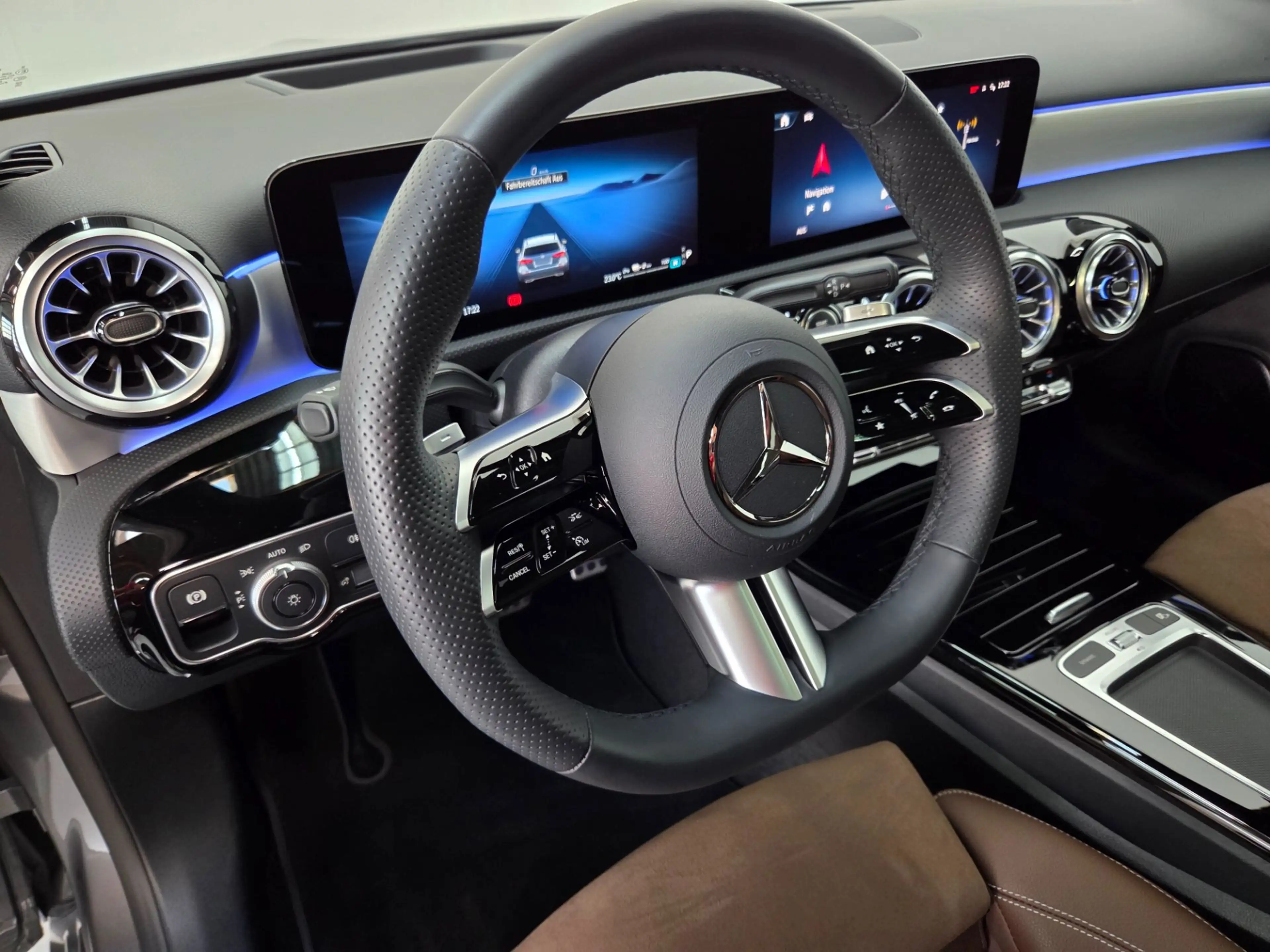 Mercedes-Benz A 250 A 250 e AMG Line mit Nightpaket PANO 360° Keyless — photo 10