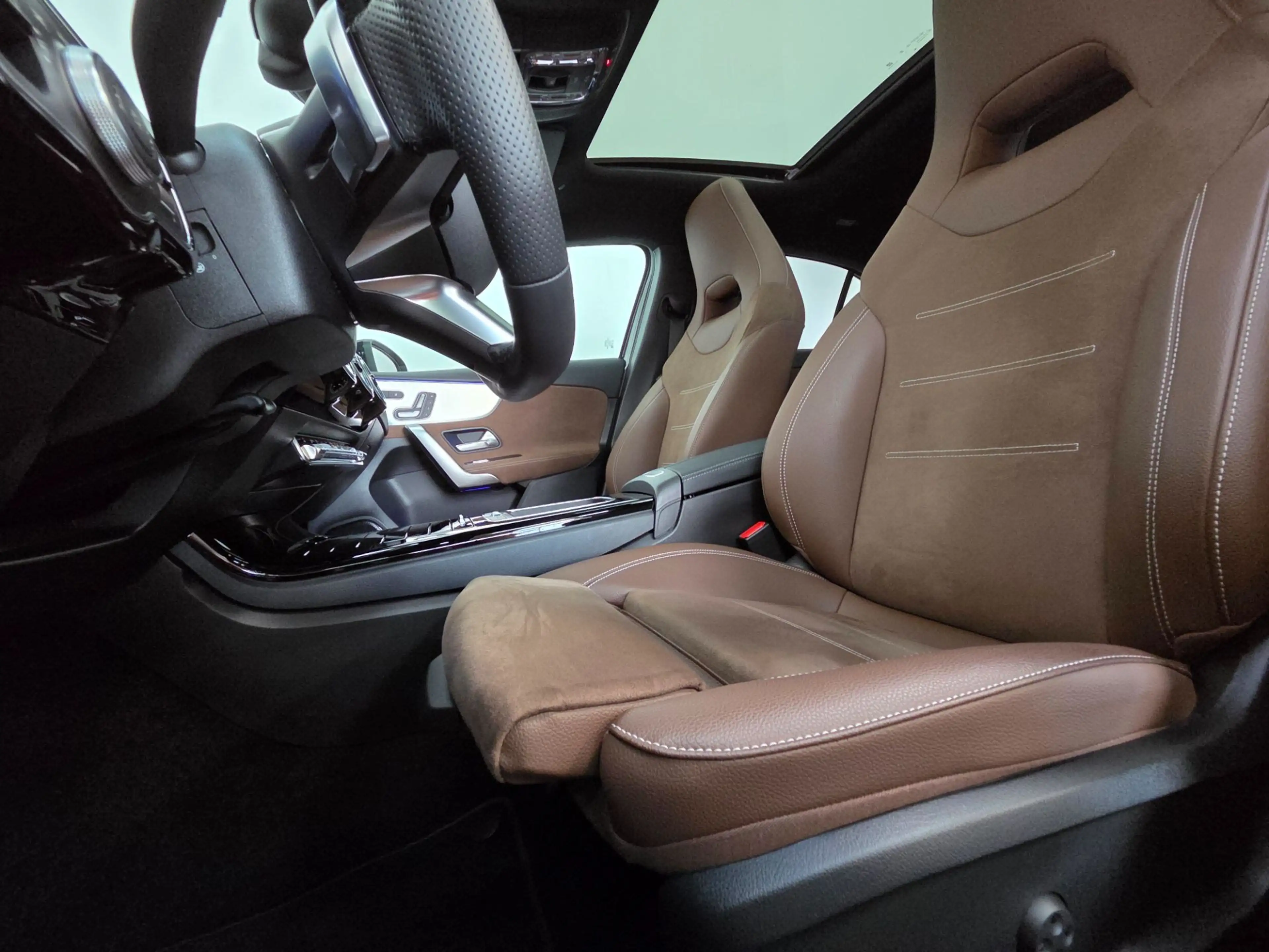 Mercedes-Benz A 250 A 250 e AMG Line mit Nightpaket PANO 360° Keyless — photo 11