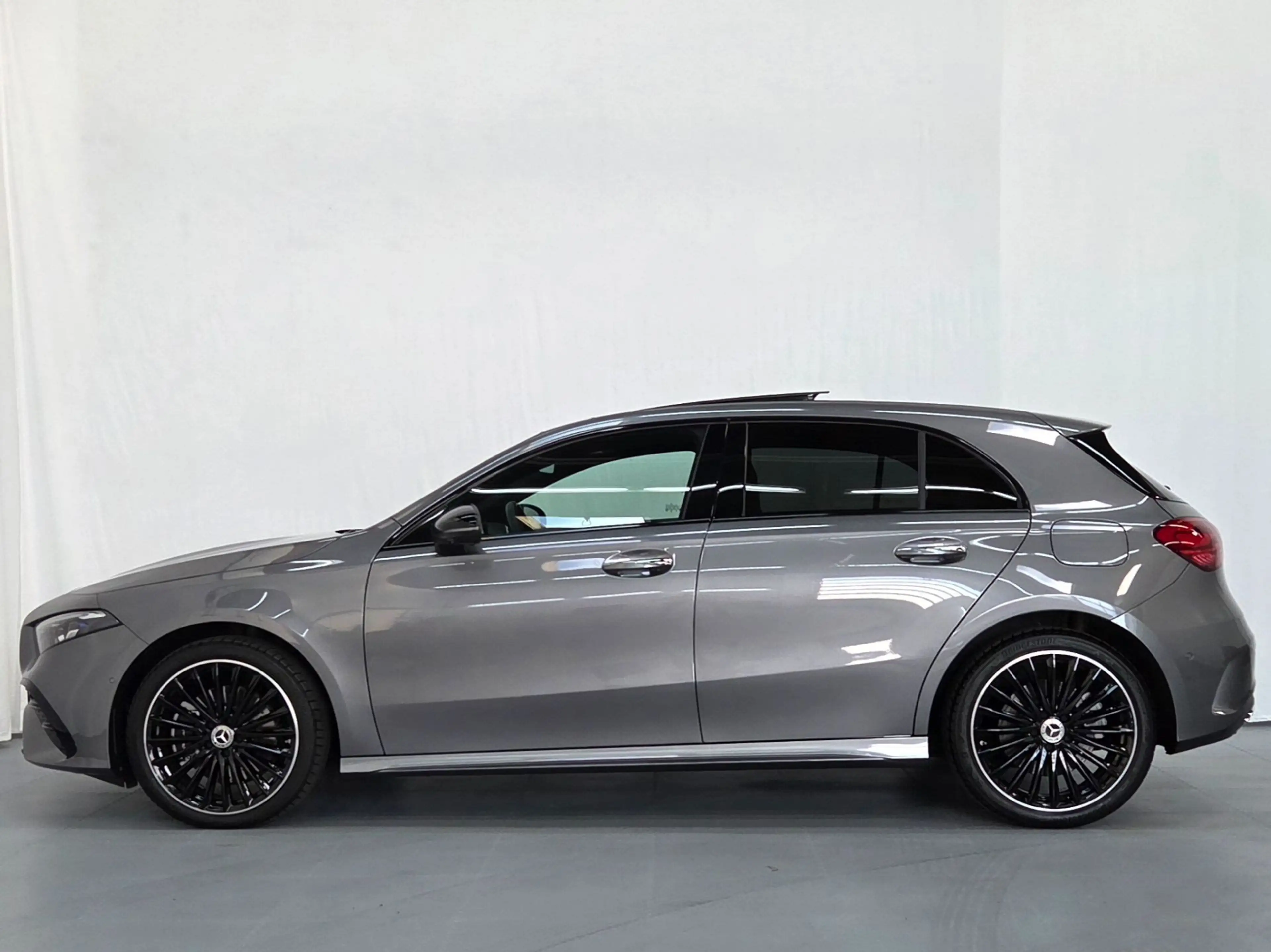 Mercedes-Benz A 250 A 250 e AMG Line mit Nightpaket PANO 360° Keyless — photo 6