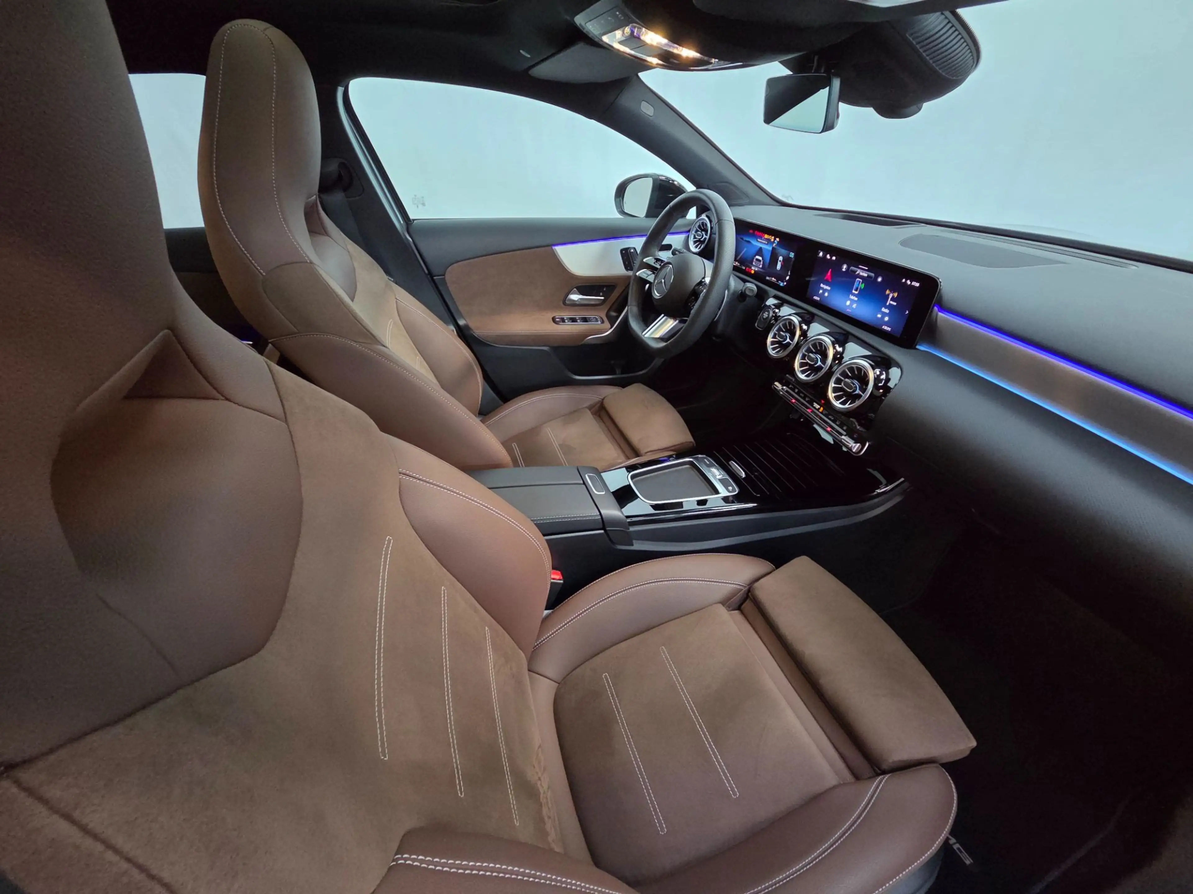 Mercedes-Benz A 250 A 250 e AMG Line mit Nightpaket PANO 360° Keyless — photo 12
