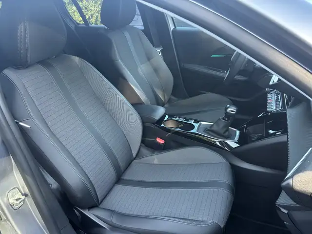 Peugeot 208 view 5