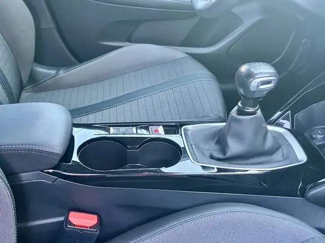 Peugeot 208 view 10