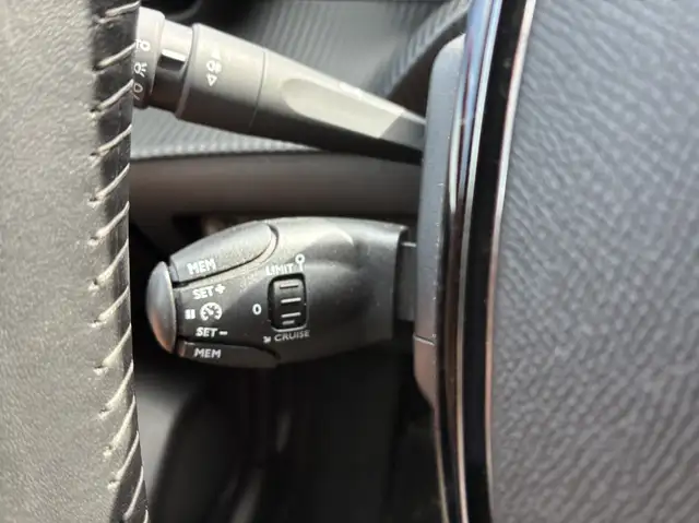 Peugeot 208 view 12