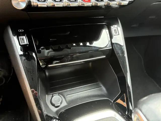 Peugeot 208 view 11