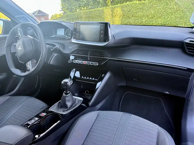 Peugeot 208 view 4