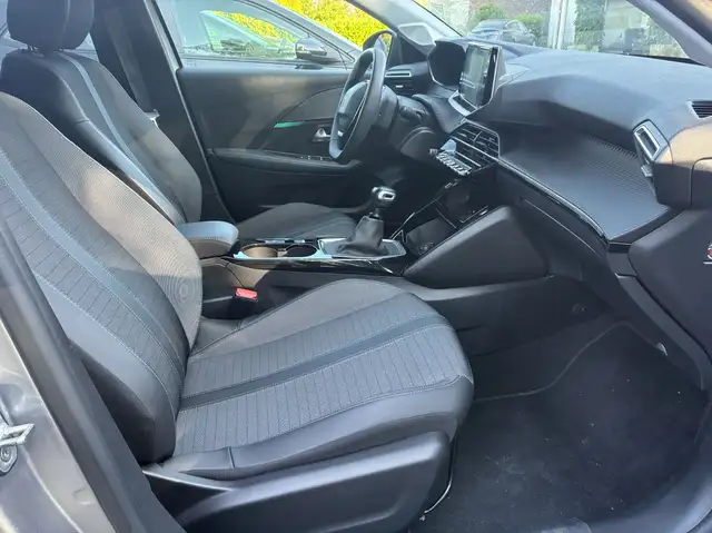Peugeot 208 view 6