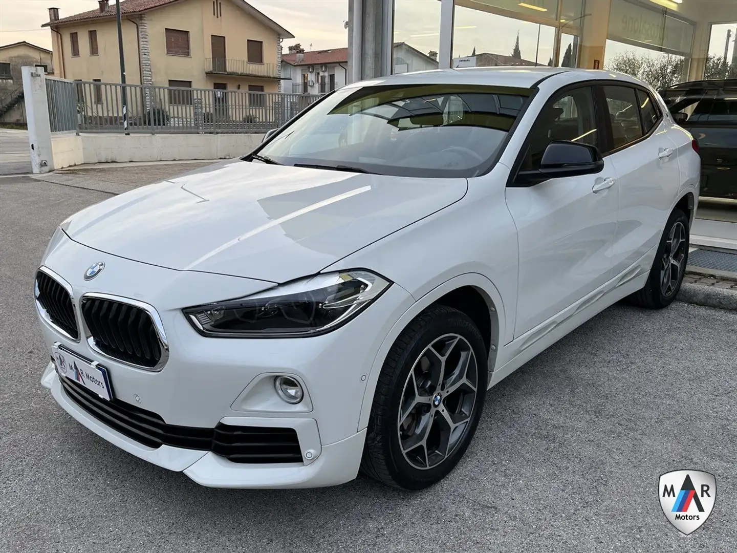 BMW X2 sDrive 18d Business AUT * PELLE * NAVI * Bianco - 1