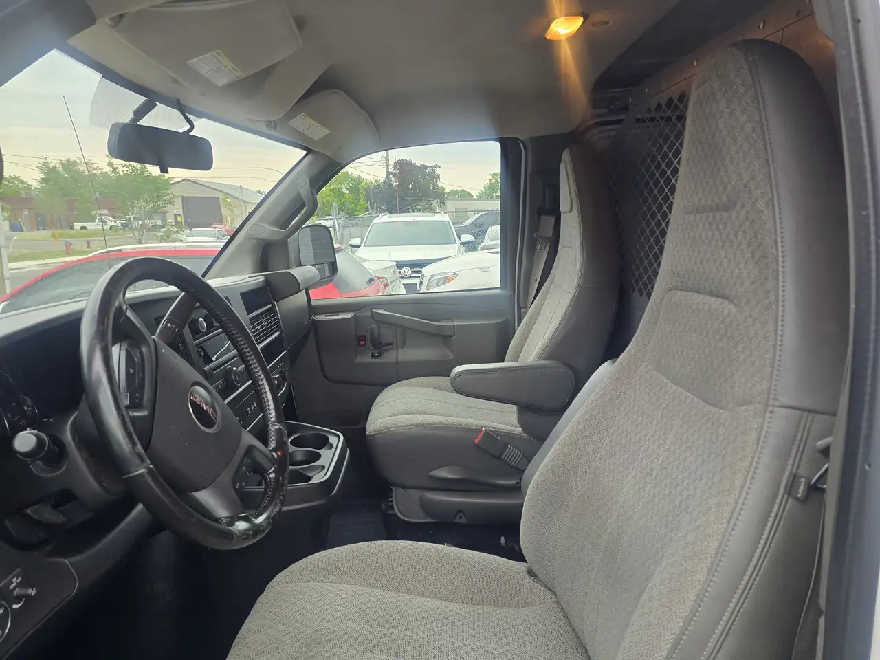 GMC Savana снимка GMC Savana