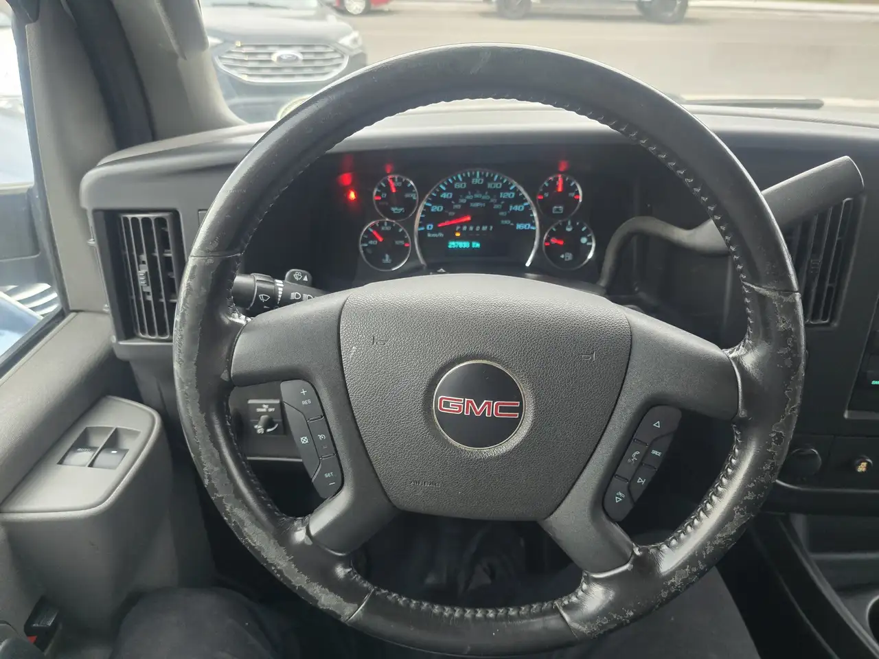 GMC Savana снимка GMC Savana