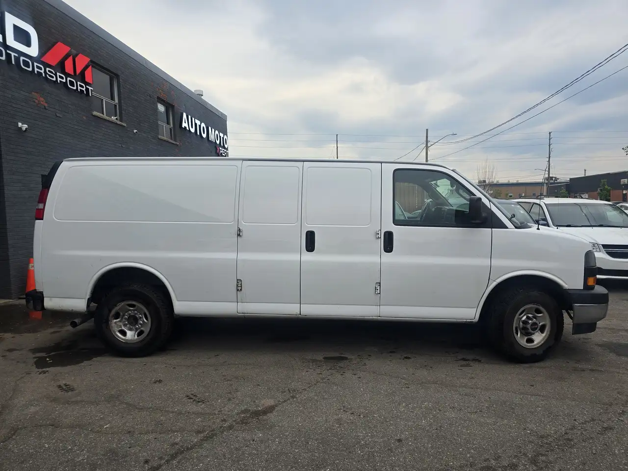 GMC Savana снимка GMC Savana