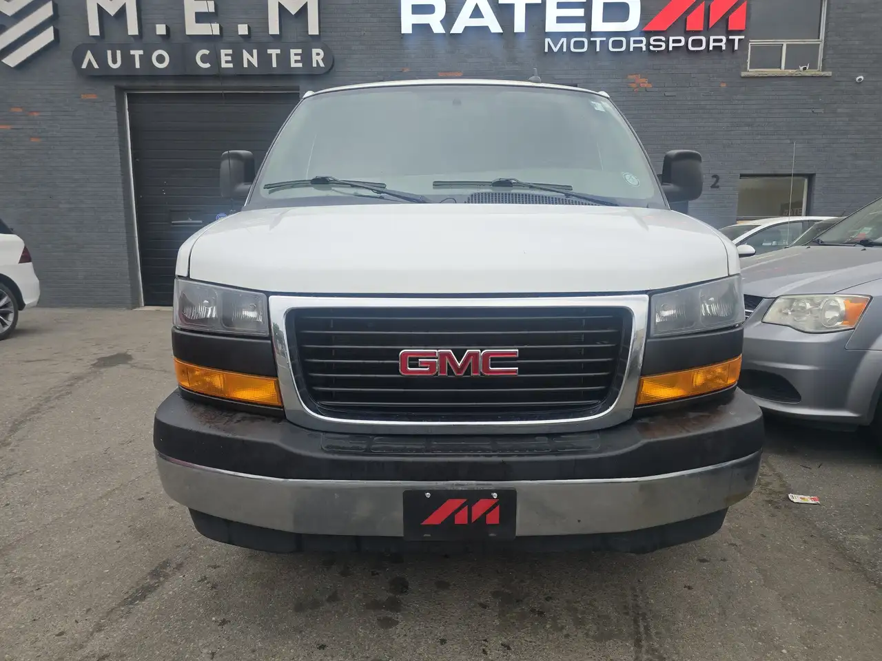 GMC Savana снимка GMC Savana