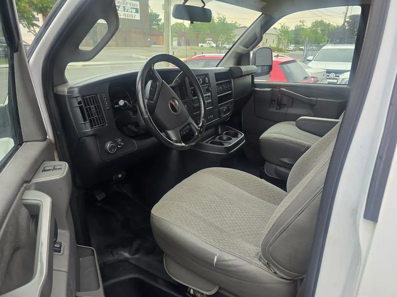 GMC Savana снимка GMC Savana