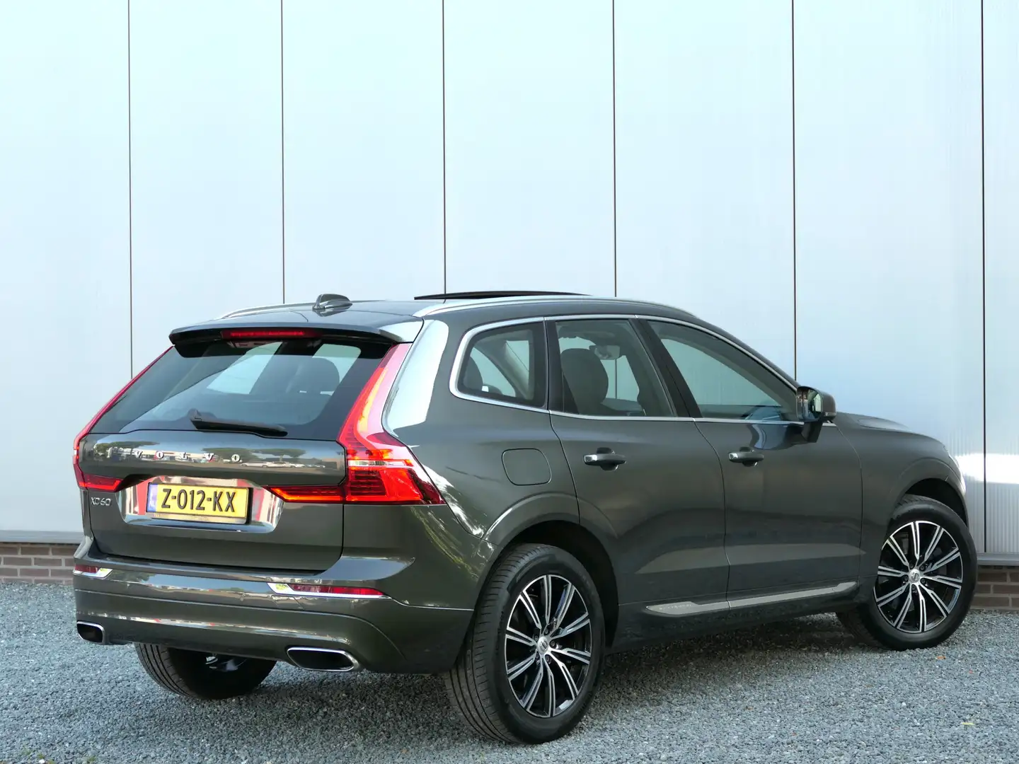 Volvo XC60 D4 AUT AWD Inscription Panoramadak / Leer / Trekha Gris - 2
