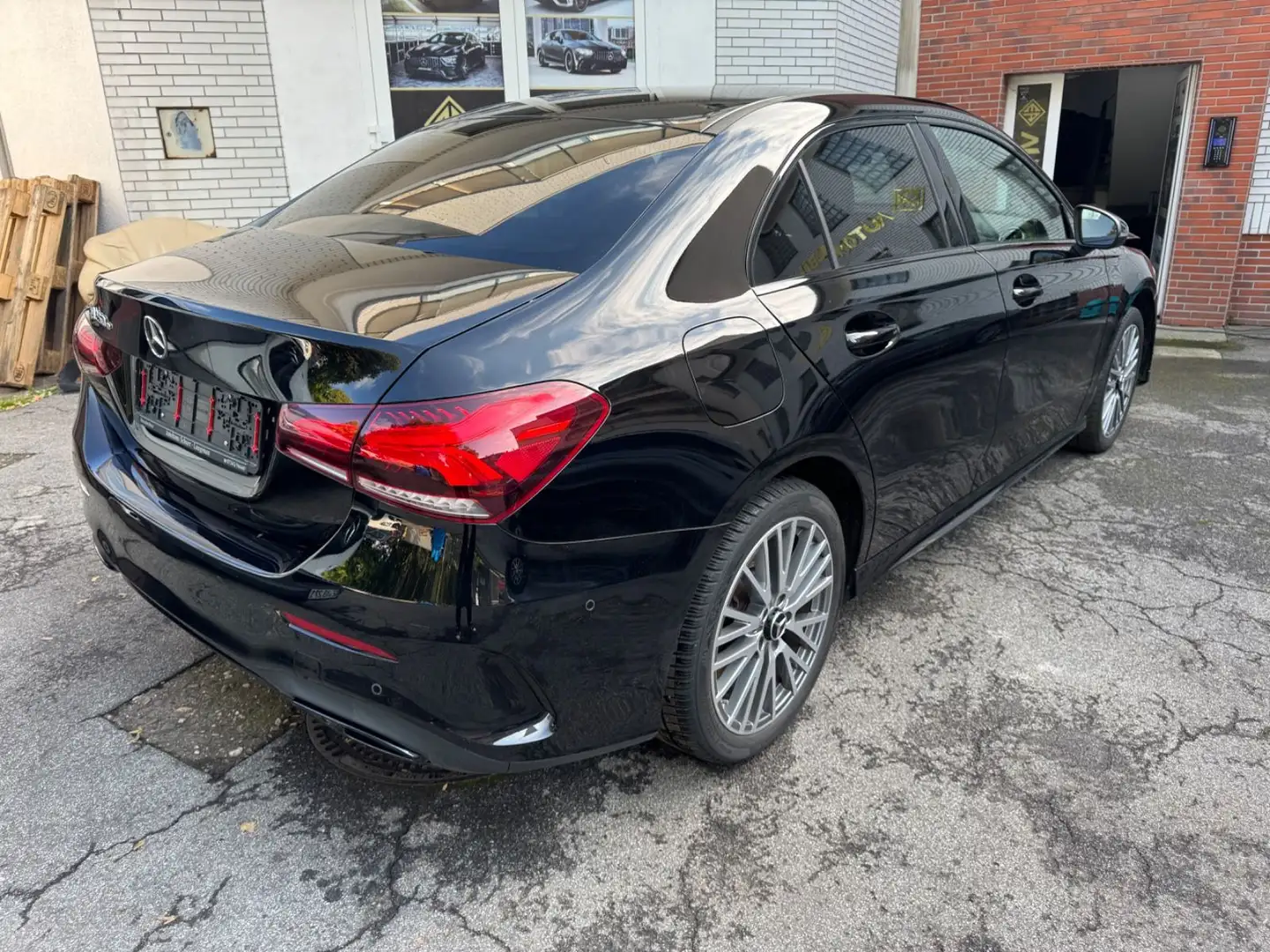Mercedes-Benz A 250 e 8G Lim. AMG MBUX EDITION DISTRONIC Night Schwarz - 1