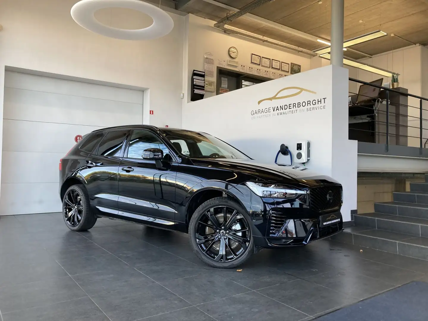 Volvo XC60 BLACK EDITION PLUG-IN HYBRID NIEUW MY 2026 Nero - 1