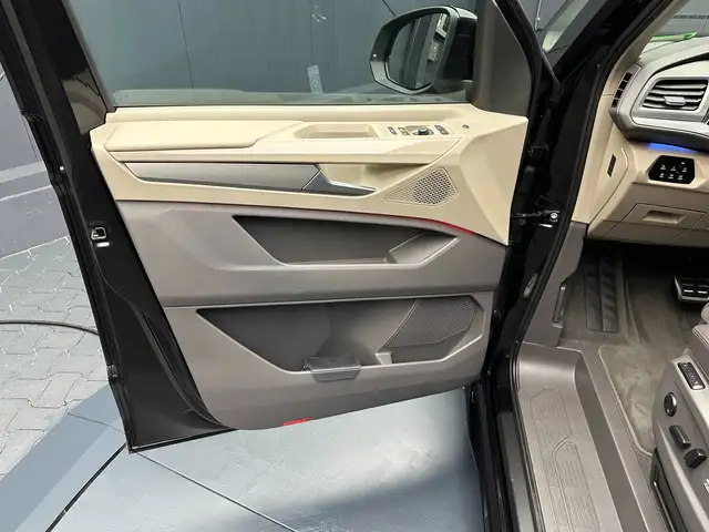 Volkswagen Multivan view 13
