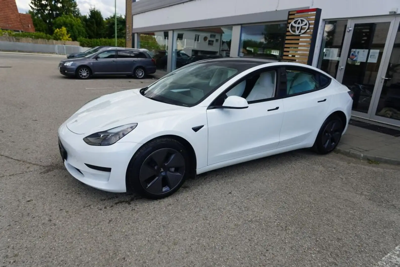 Tesla Model 3 Basis RWD Weiß - 2