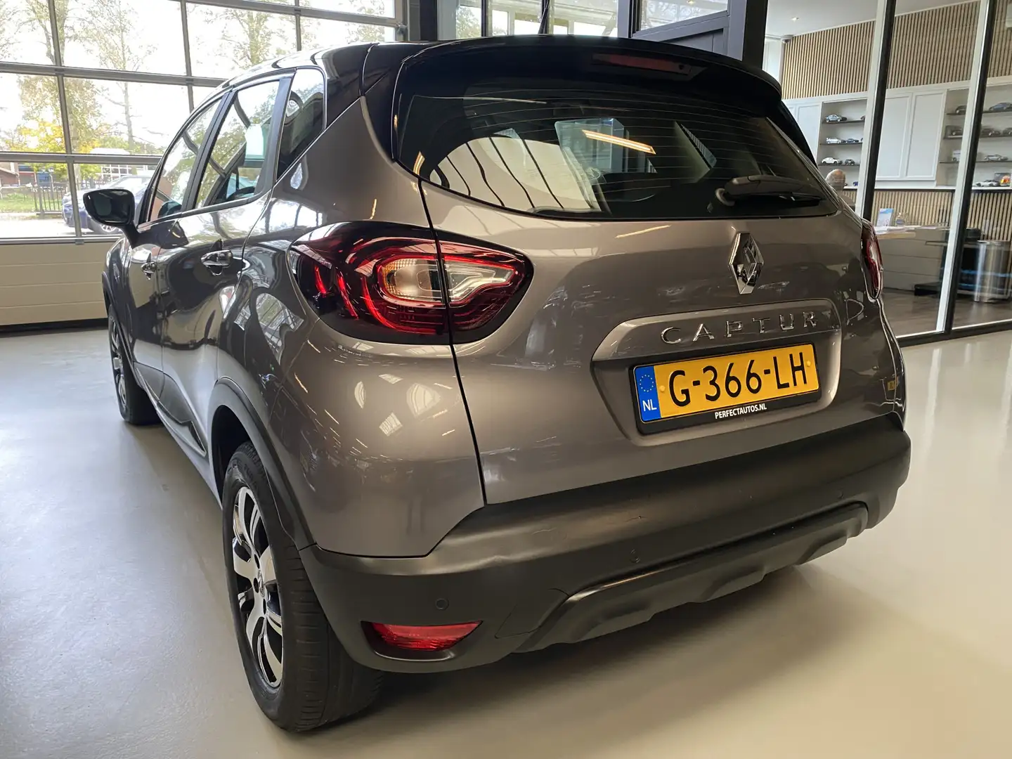 Renault Captur 0.9 TCe Limited Navi, Cruise, Keyless Grau - 2