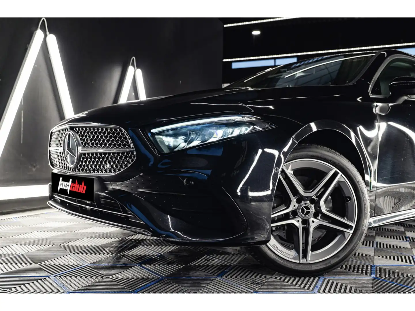 Mercedes-Benz A 250 A250e AMG Line Premium PHEV A 250 Schwarz - 2