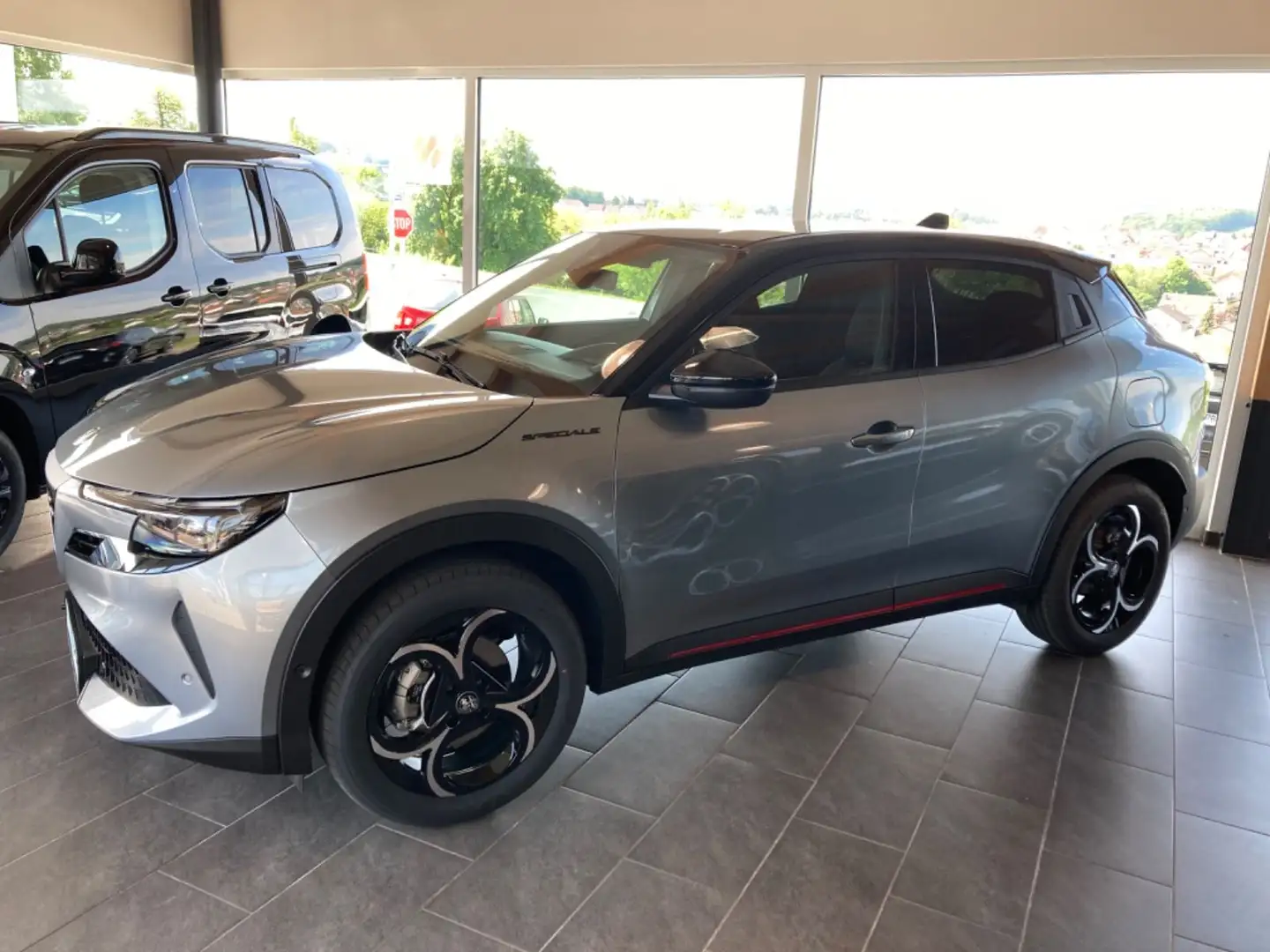 Alfa Romeo Junior Ibrida 1.2 VGT Speciale Automatik Gris - 1