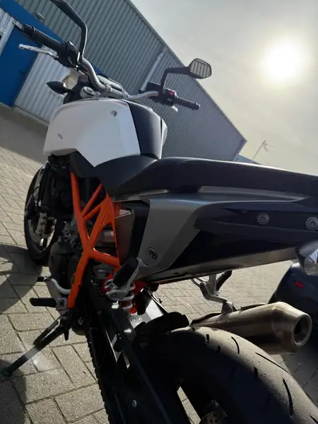 KTM 690 Duke - foto 3