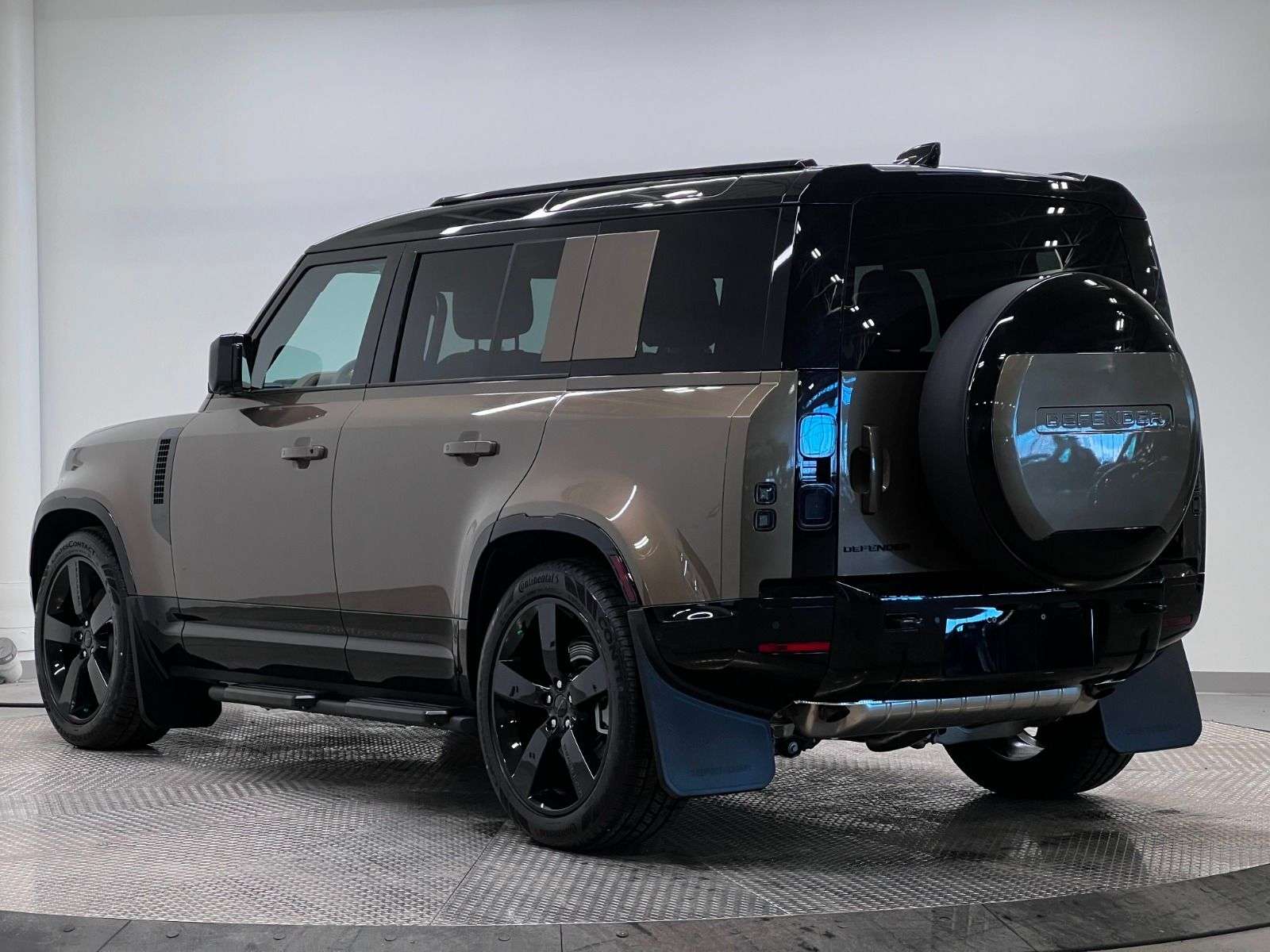 2026 Land Rover Defender 110 P400 X-DYNAMIC SE alt 3