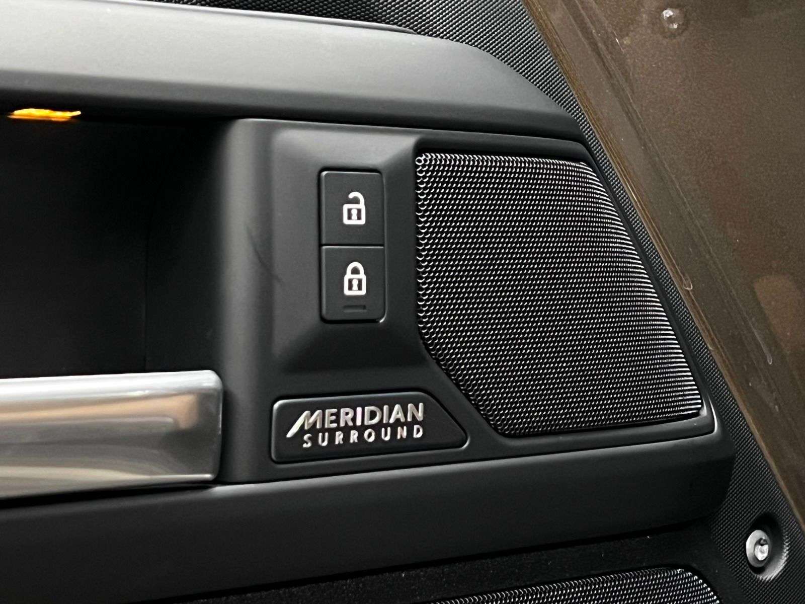 2026 Land Rover Defender 110 P400 X-DYNAMIC SE thumb 32