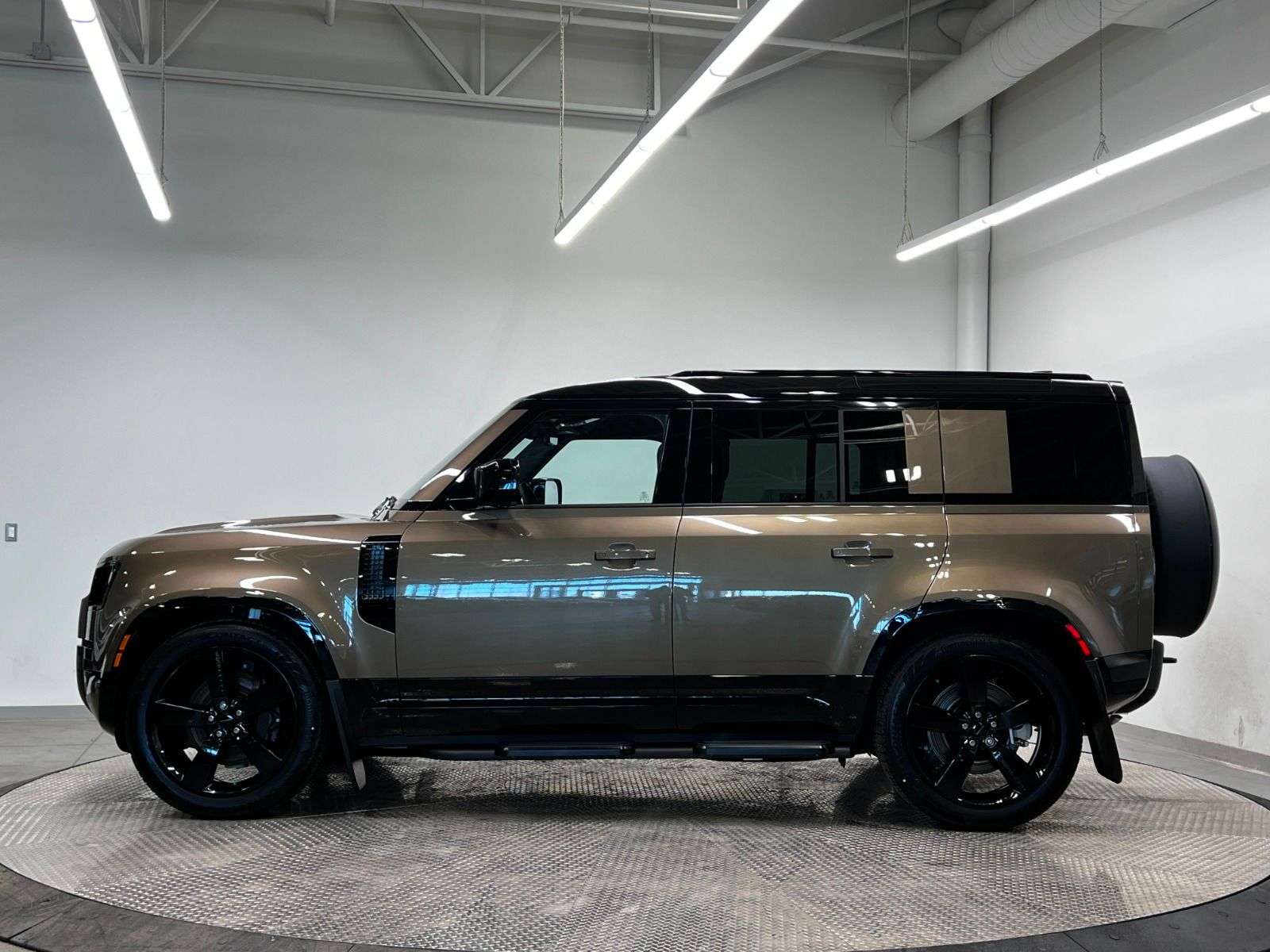 2026 Land Rover Defender 110 P400 X-DYNAMIC SE alt 2