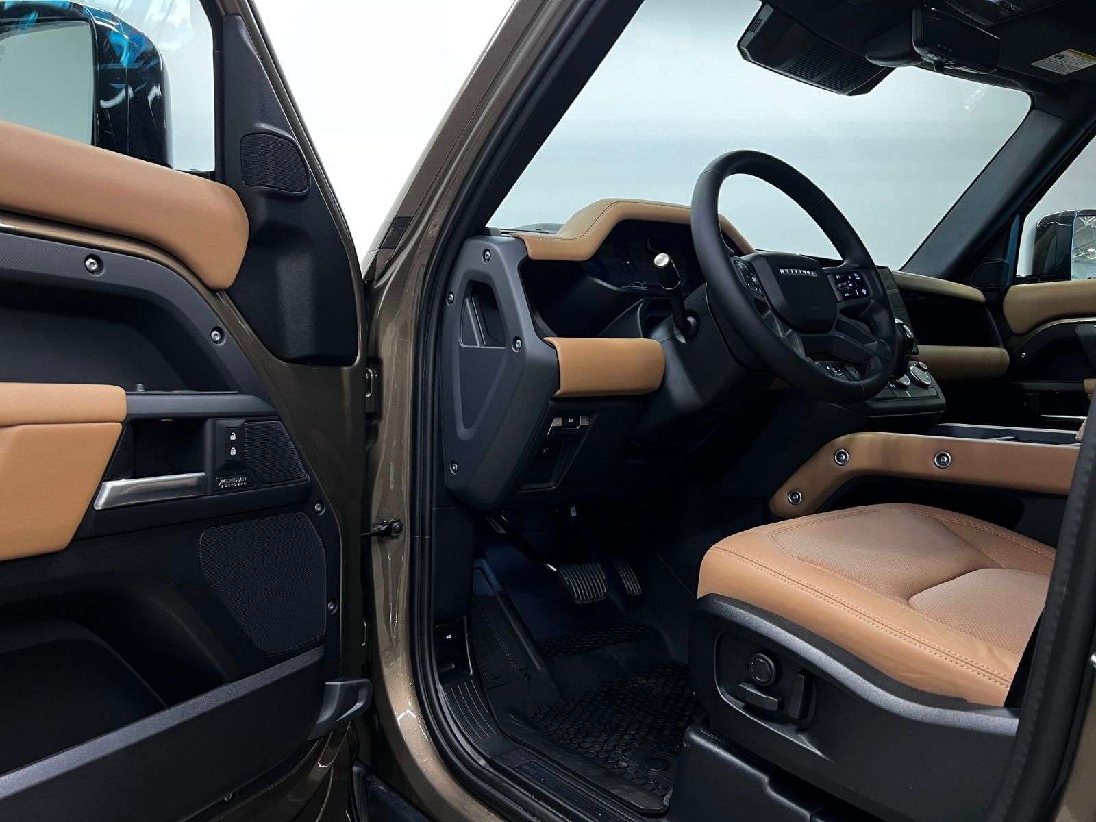 2026 Land Rover Defender 110 P400 X-DYNAMIC SE alt 4