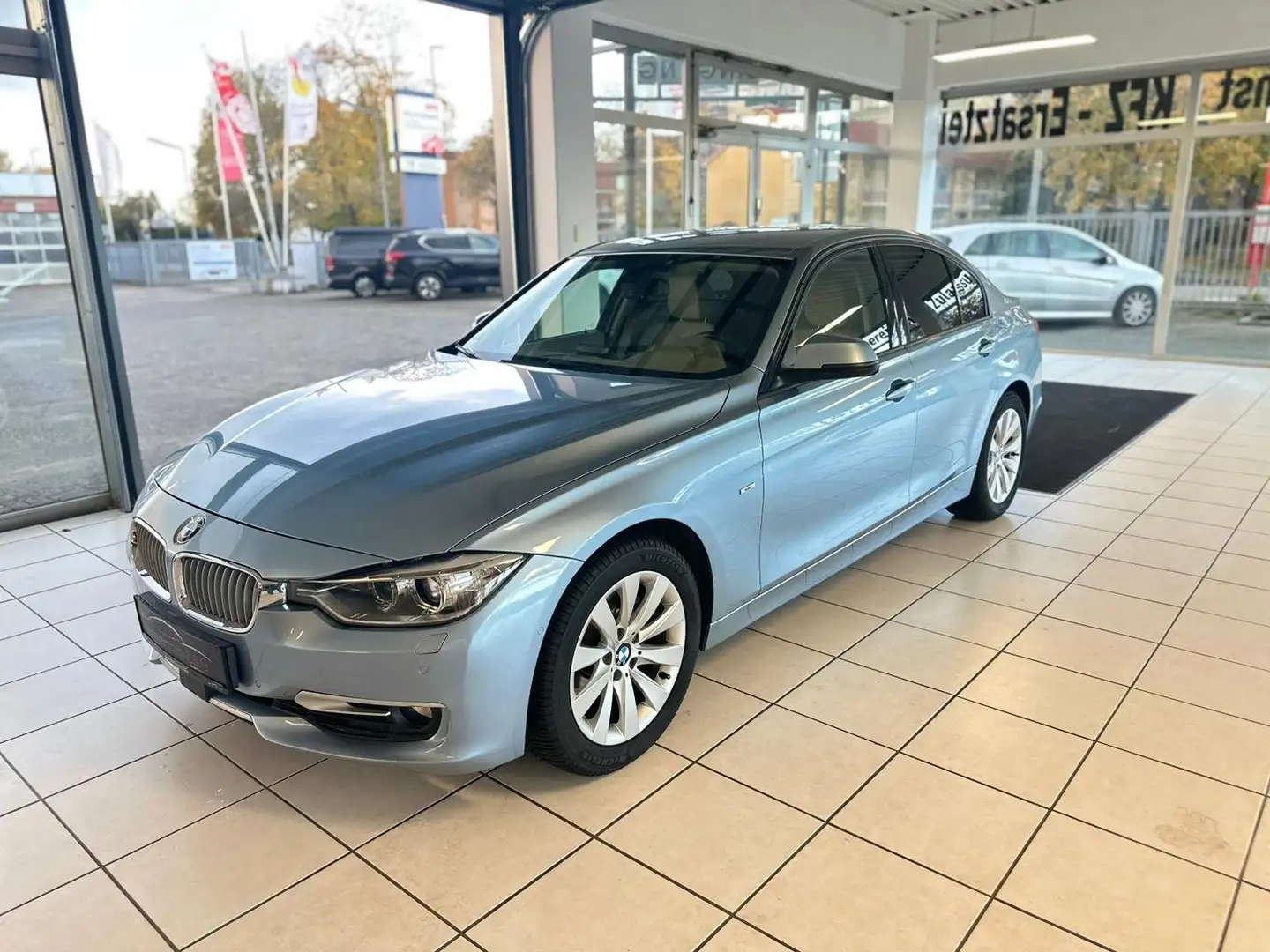 BMW 320 320 i Blau - 2