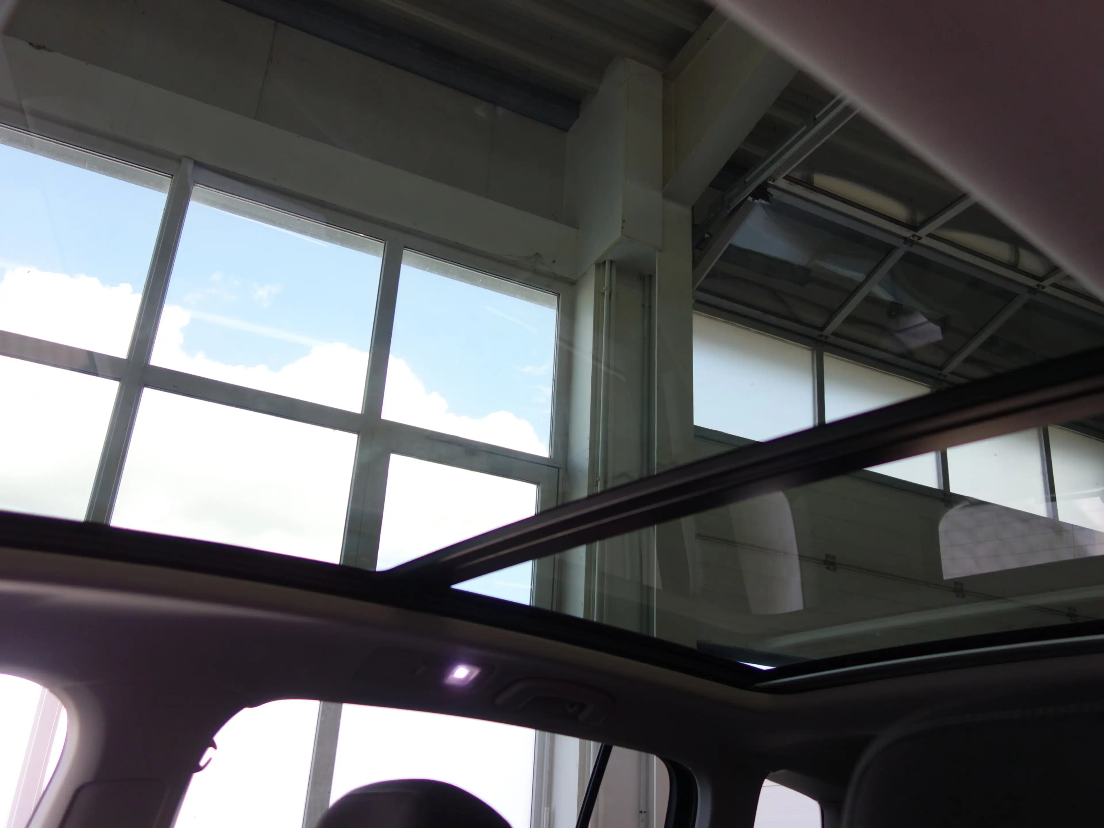 Volkswagen Touran Highline DSG LED Navi SHZ Panorama PDC — photo 5