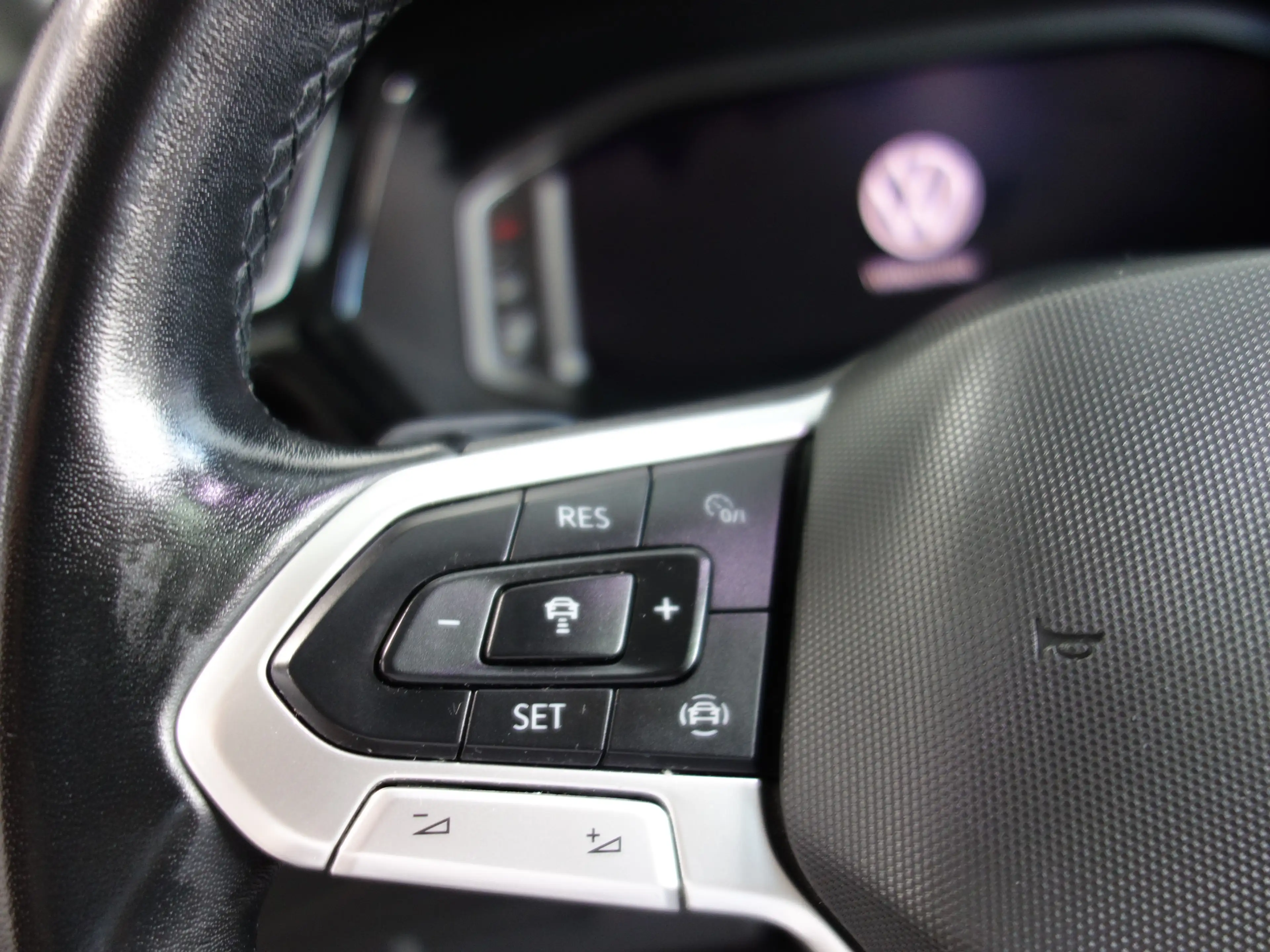 Volkswagen Touran Highline DSG LED Navi SHZ Panorama PDC — photo 12