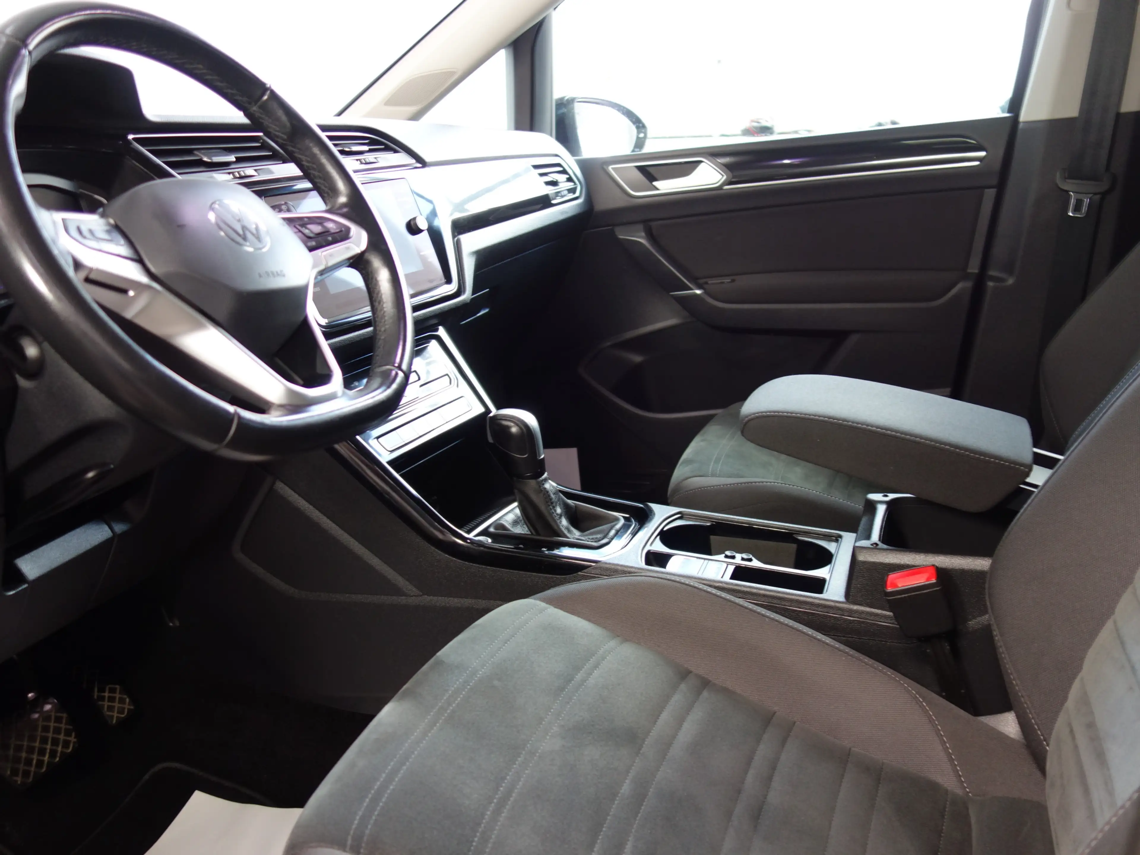 Volkswagen Touran Highline DSG LED Navi SHZ Panorama PDC — photo 6