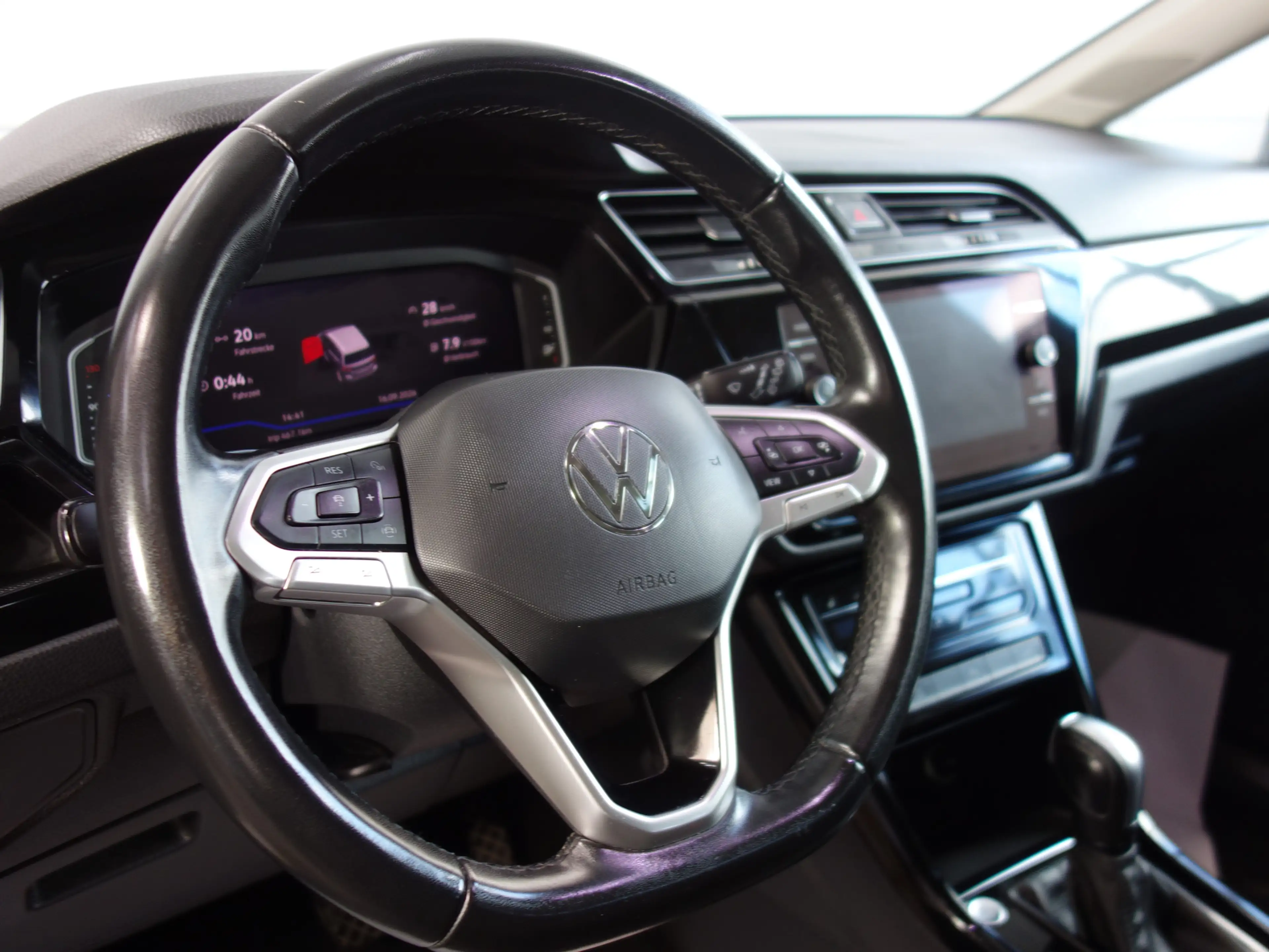 Volkswagen Touran Highline DSG LED Navi SHZ Panorama PDC — photo 11