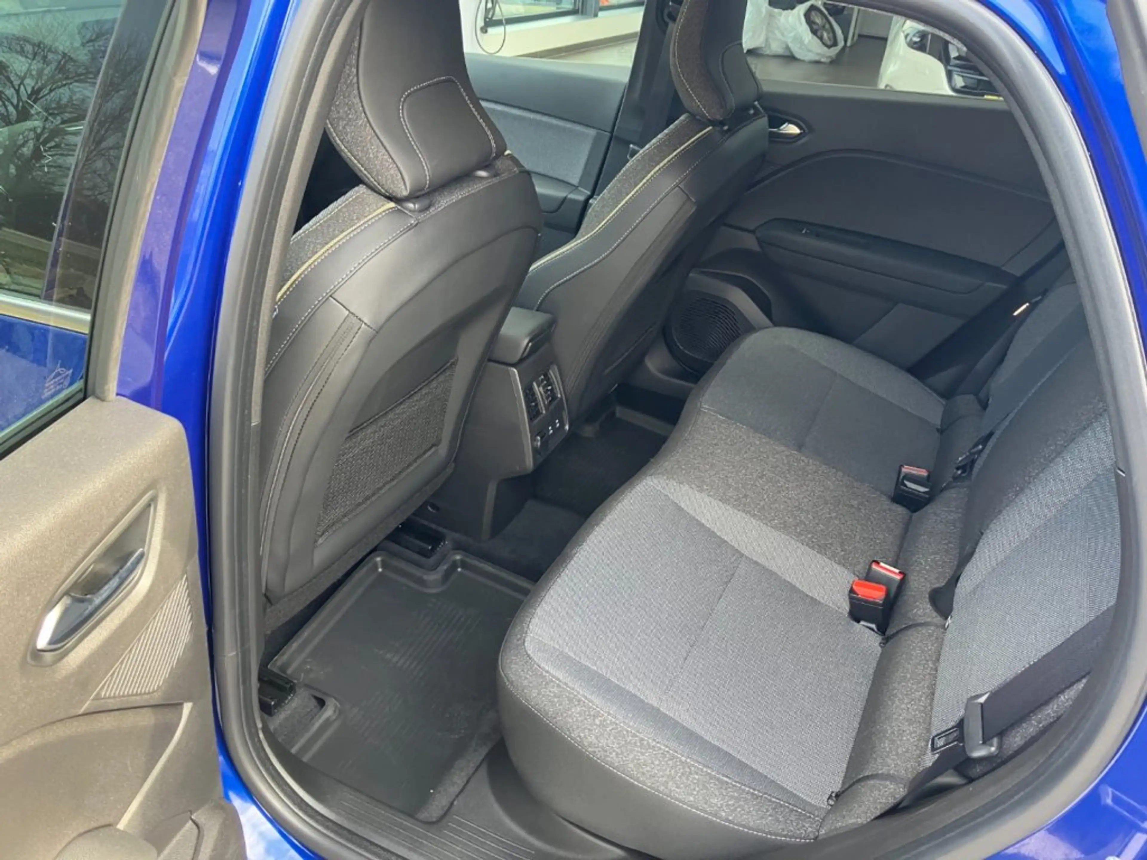 Mitsubishi Grandis 1,8 HEV Intense S+C+T 26 — photo 7