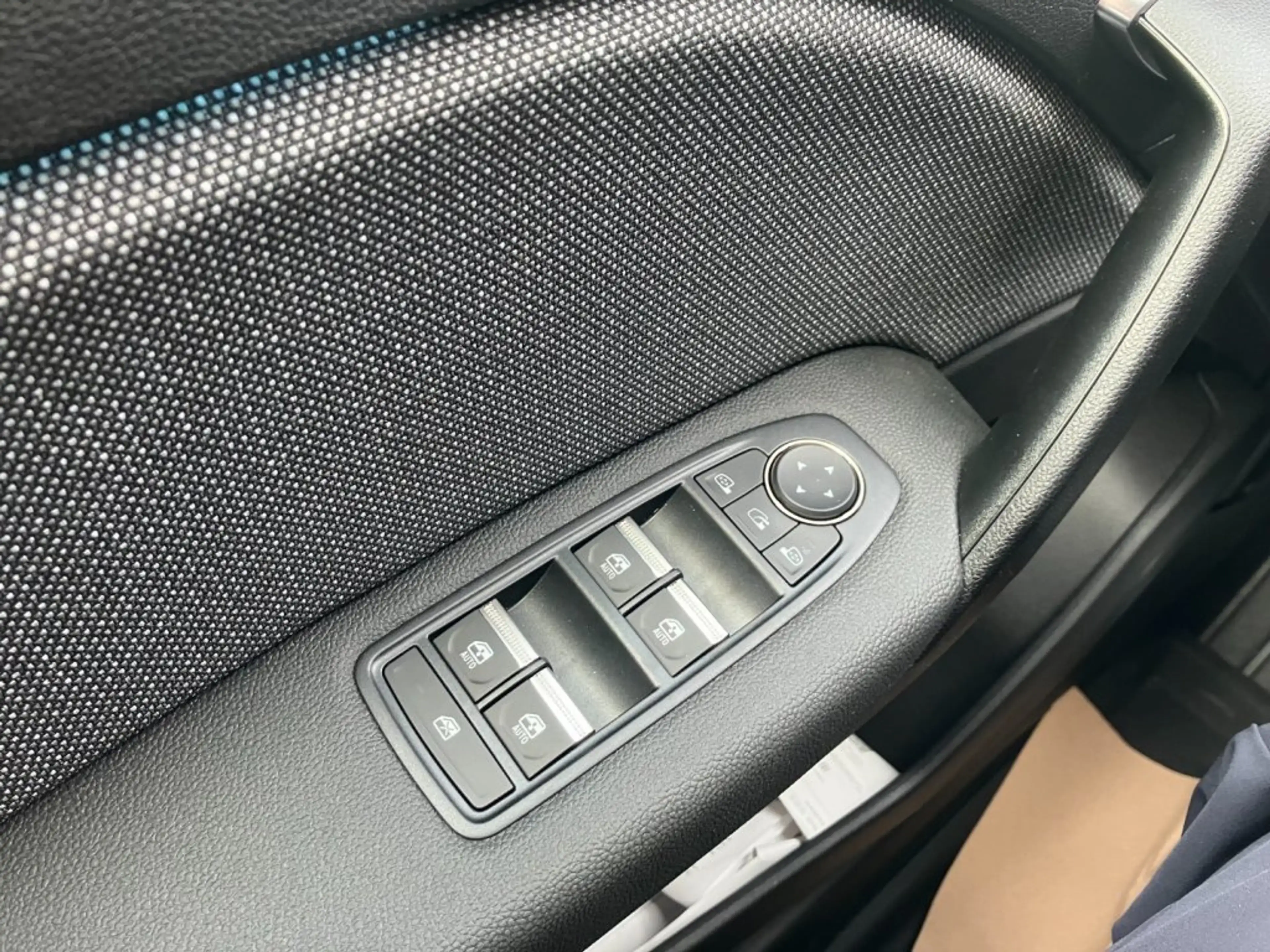 Mitsubishi Grandis 1,8 HEV Intense S+C+T 26 — photo 14