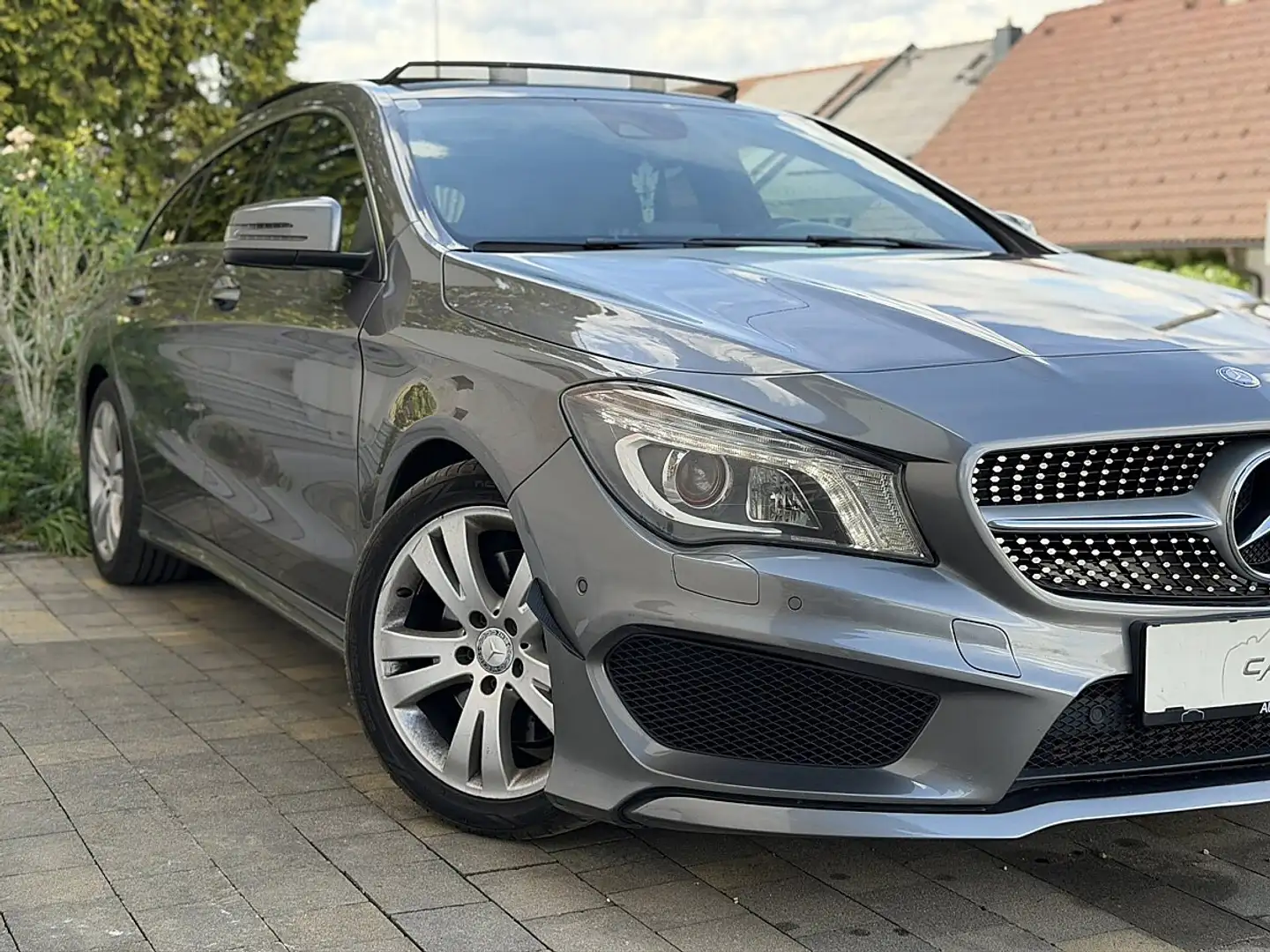 Mercedes-Benz CLA 220 d Shooting Brake 4MATIC Aut. Grau - 2