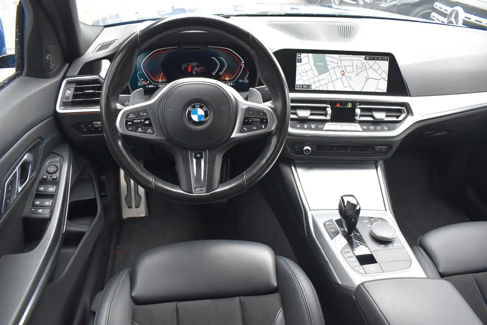 BMW 320 d M SPORT*HEAD-UP*AHK*KEYLESS*H&K*LASER* Bleu - 2