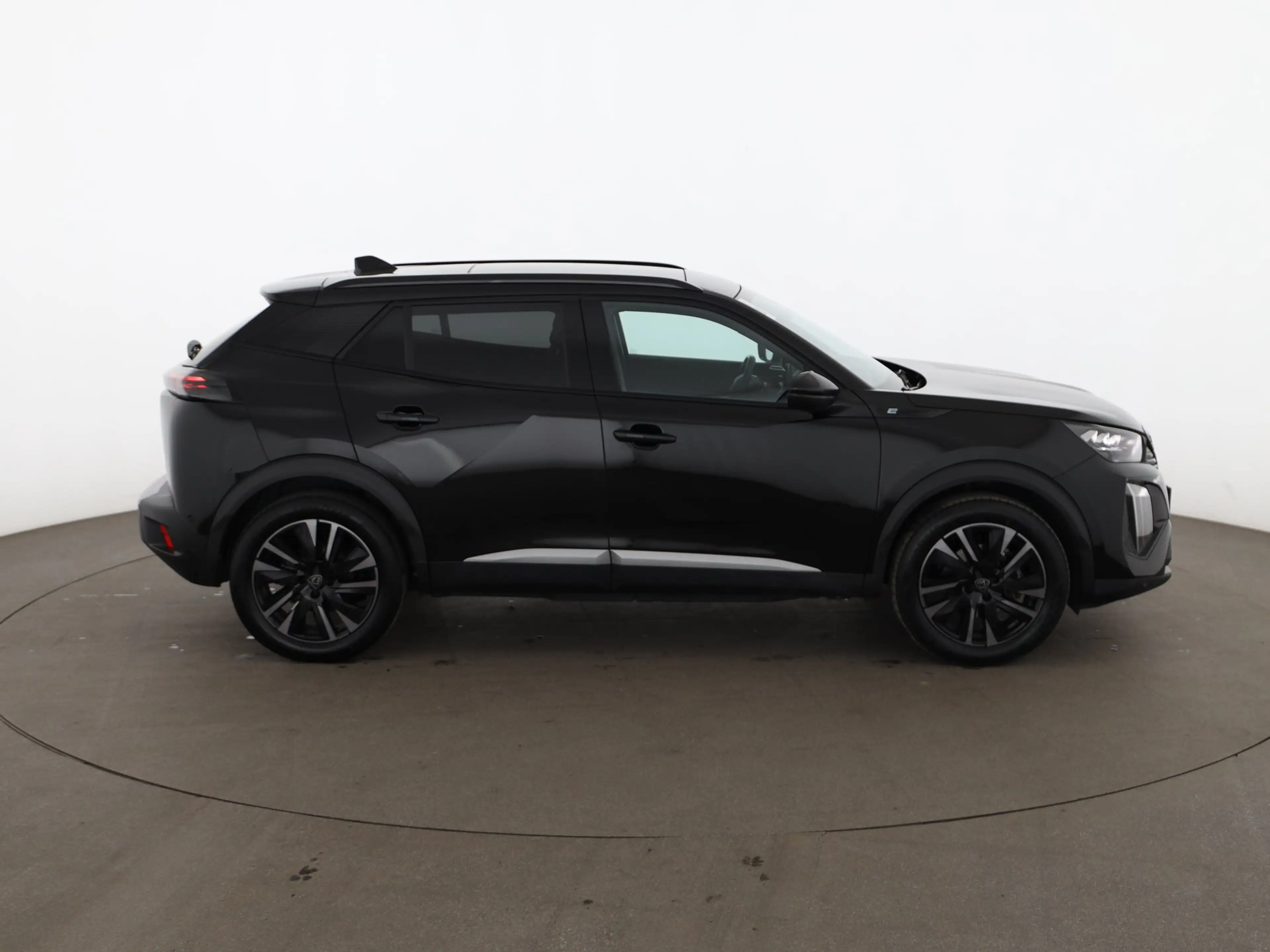 Peugeot e-2008 GT 54kWh Aut LED SKY NAVI LEDER SITZHZG — photo 4