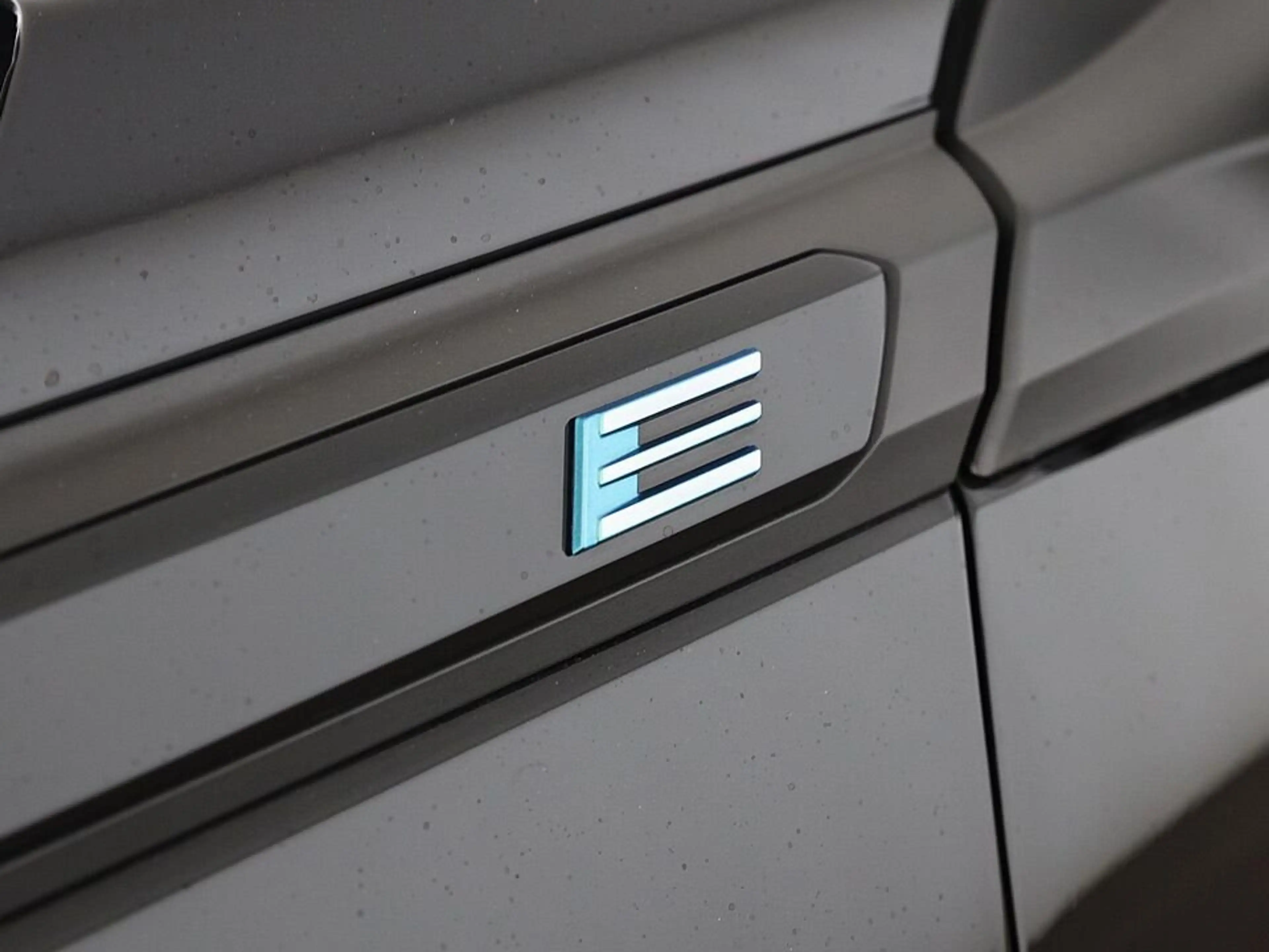 Peugeot e-2008 GT 54kWh Aut LED SKY NAVI LEDER SITZHZG — photo 15