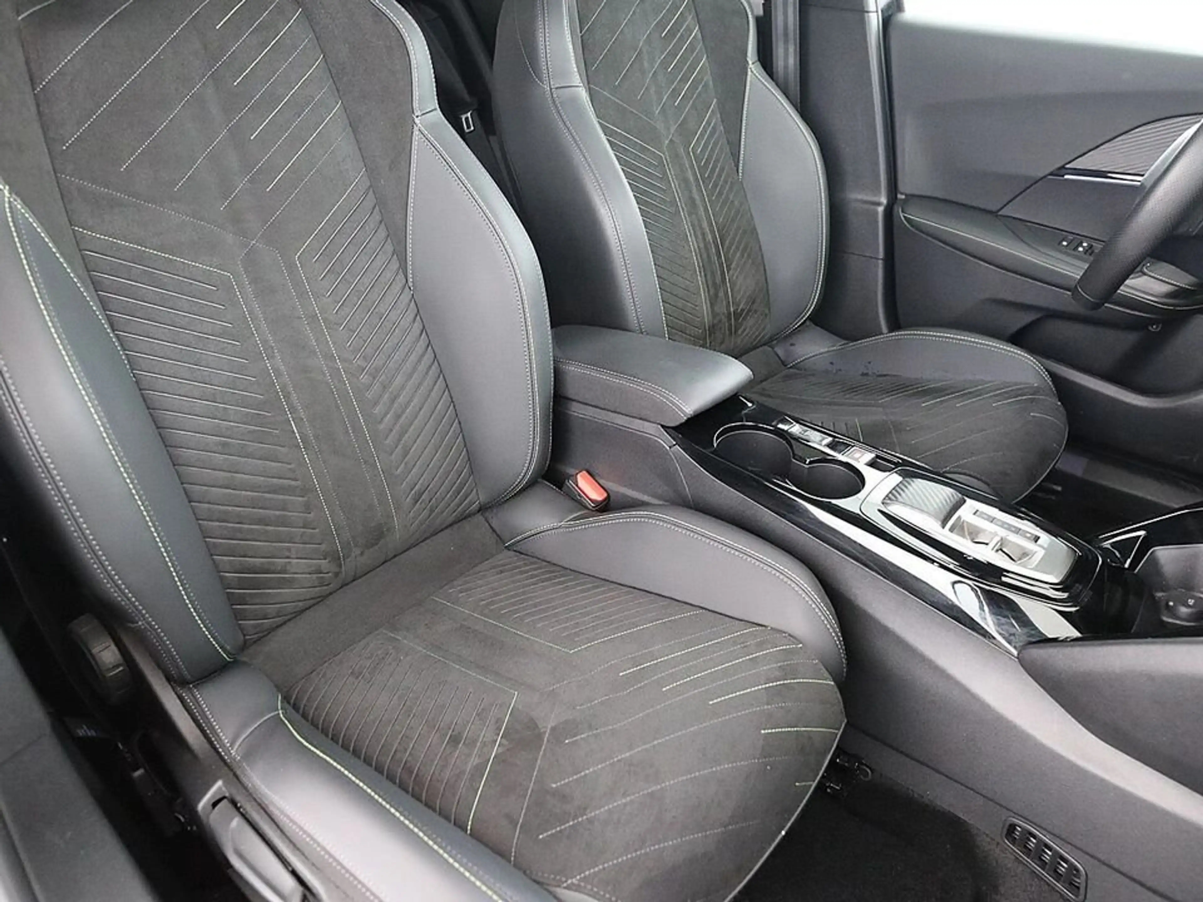 Peugeot e-2008 GT 54kWh Aut LED SKY NAVI LEDER SITZHZG — photo 14