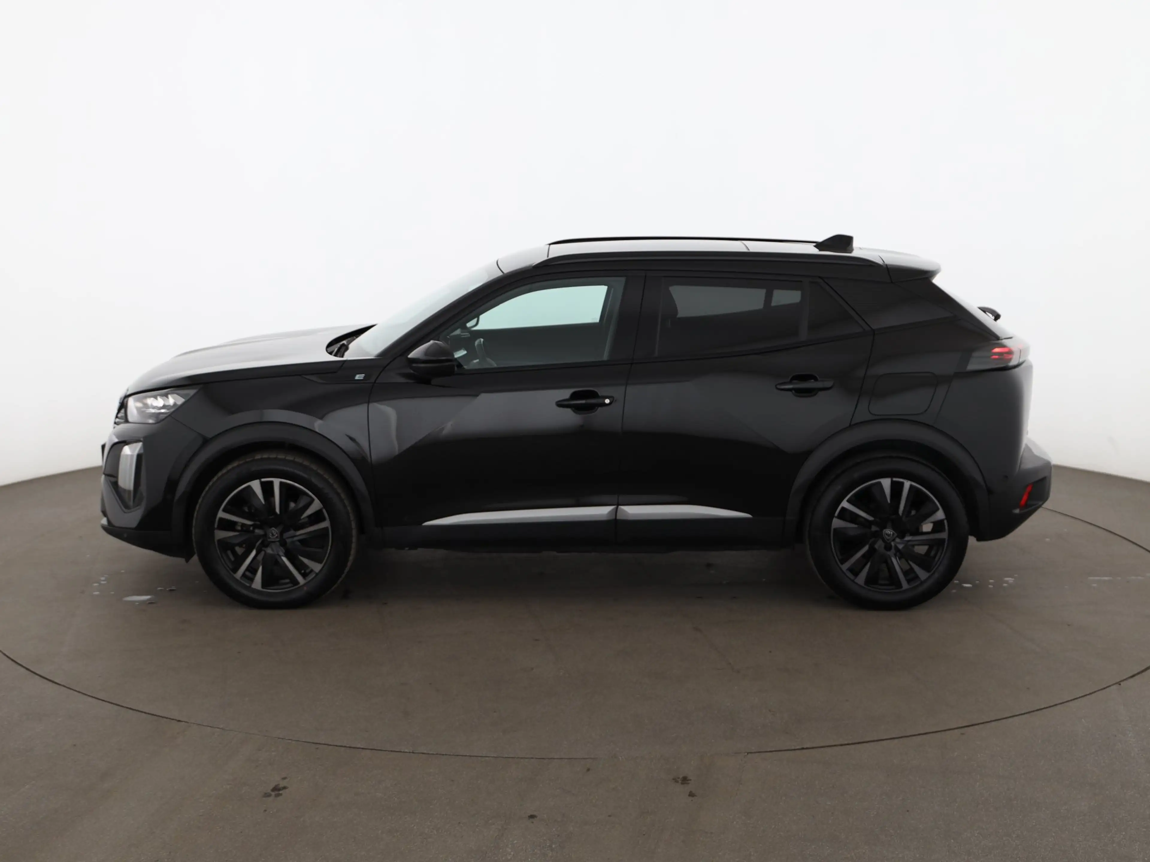 Peugeot e-2008 GT 54kWh Aut LED SKY NAVI LEDER SITZHZG — photo 6
