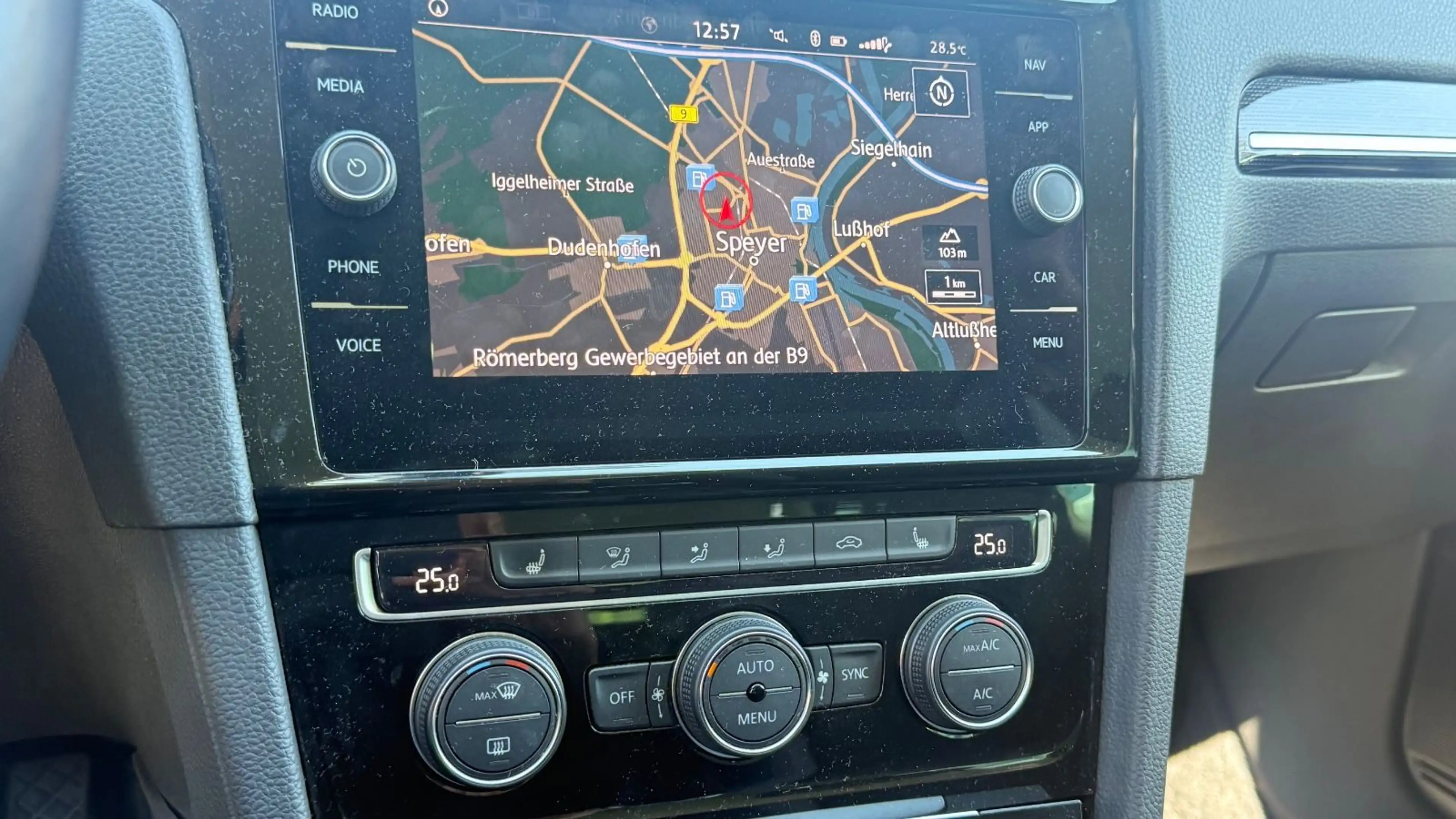 Volkswagen Golf VII Lim. R-Line|LED|NAVI|1.HAND|SPORTPAKE| — photo 6
