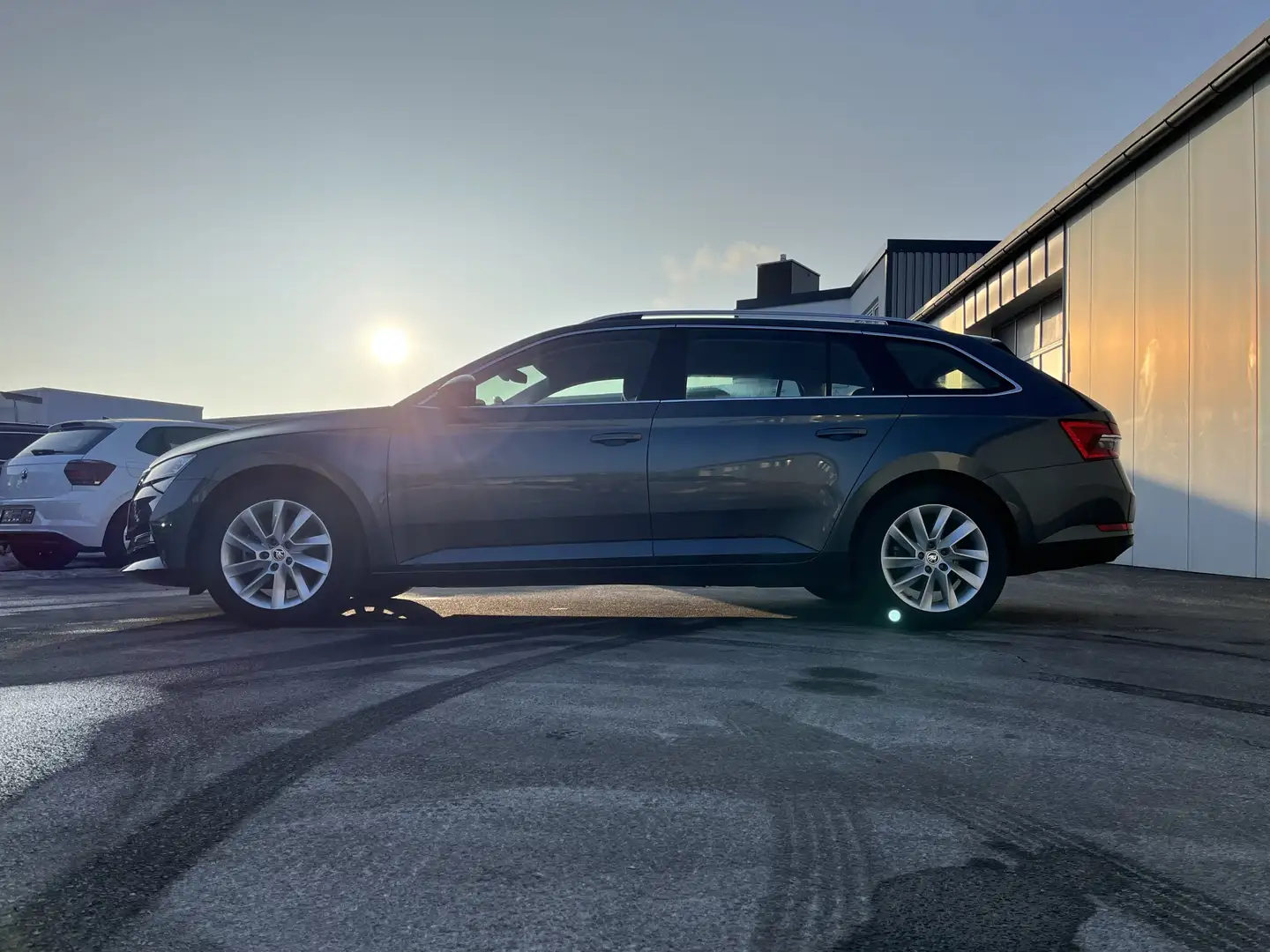 Skoda Superb Combi 1.4 TSI e-Hybrid Style 144€ m. 20% Anz. Na Gris - 2