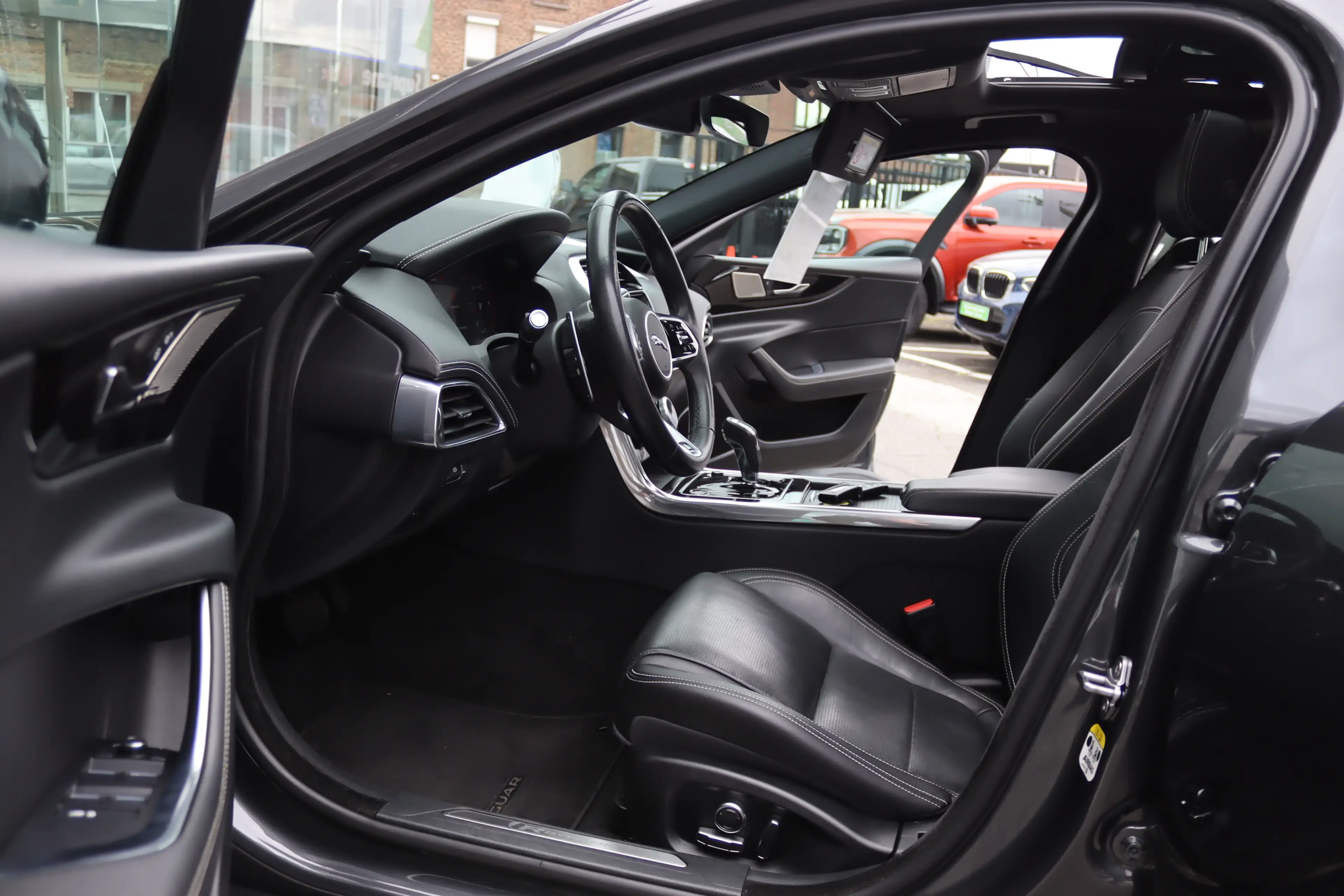 Jaguar XE D180 R-DYNAMIC S TOIT PANO FACELIFT FULL OPTIONS — photo 7